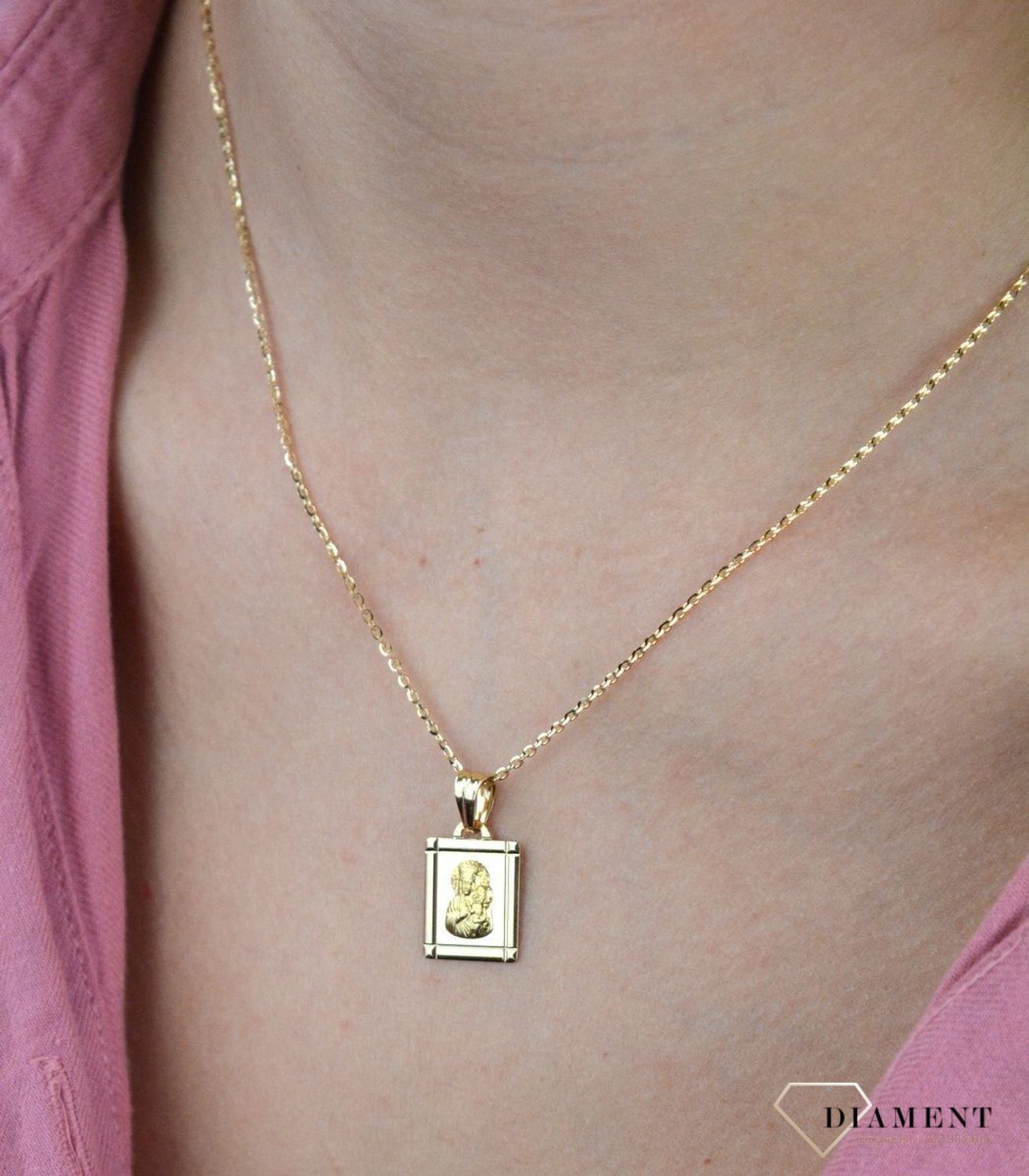 Złota zawieszka 585 medalik Matka Boska z dzieciątkiem DIA-ZAW-7814-585. Piękny medalik o bogatej symbolice religijnej. Religijną biżuterię wykonano z  żółtego złota próby 585, kruszcu od wielu setek lat symbolizującego doskon.jpg