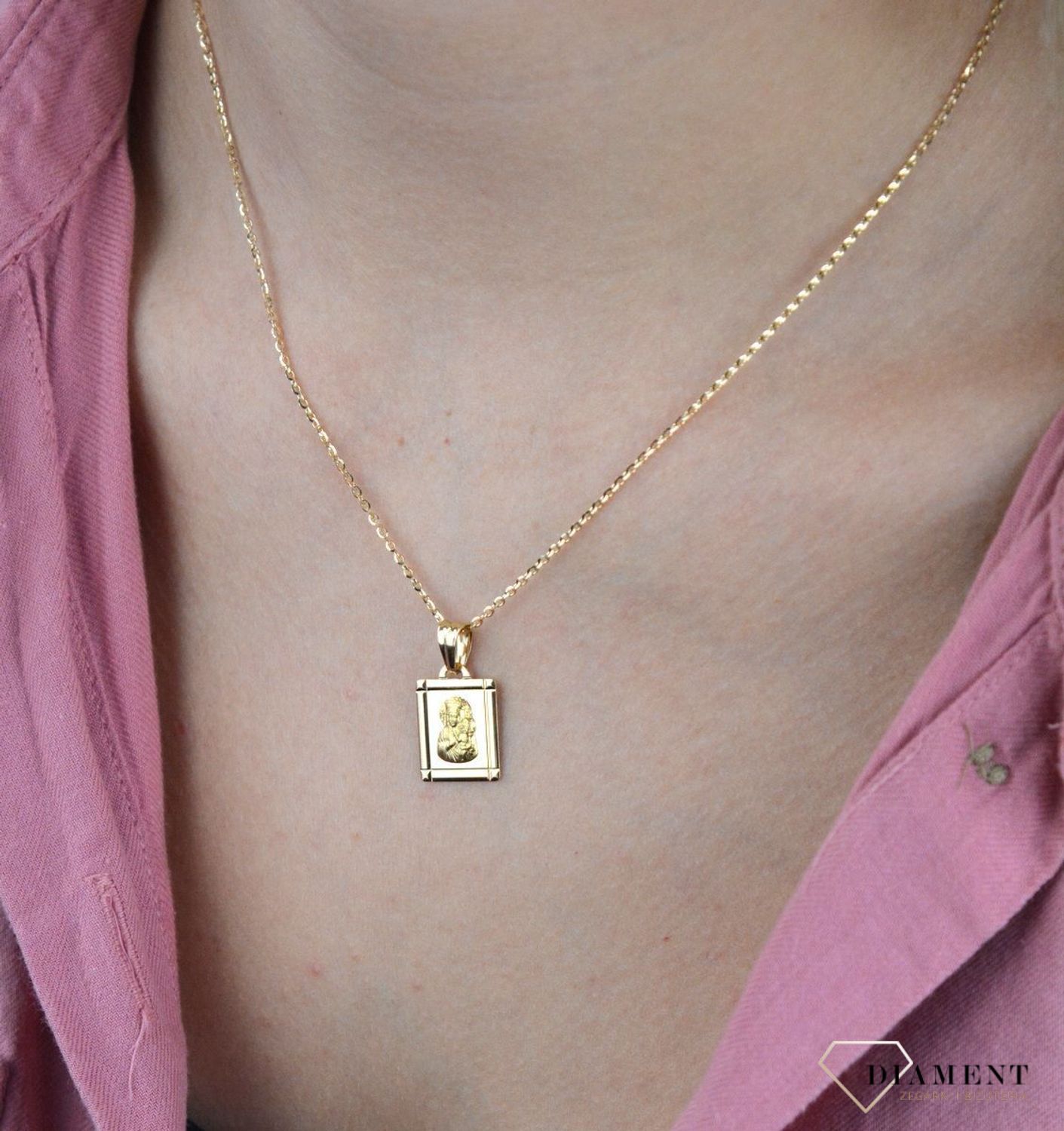 Złota zawieszka 585 medalik Matka Boska z dzieciątkiem DIA-ZAW-7814-585. Piękny medalik o bogatej symbolice religijnej. Religijną biżuterię wykonano z  żółtego złota próby 585, kruszcu od wielu setek lat symbolizującego doskon.jpg