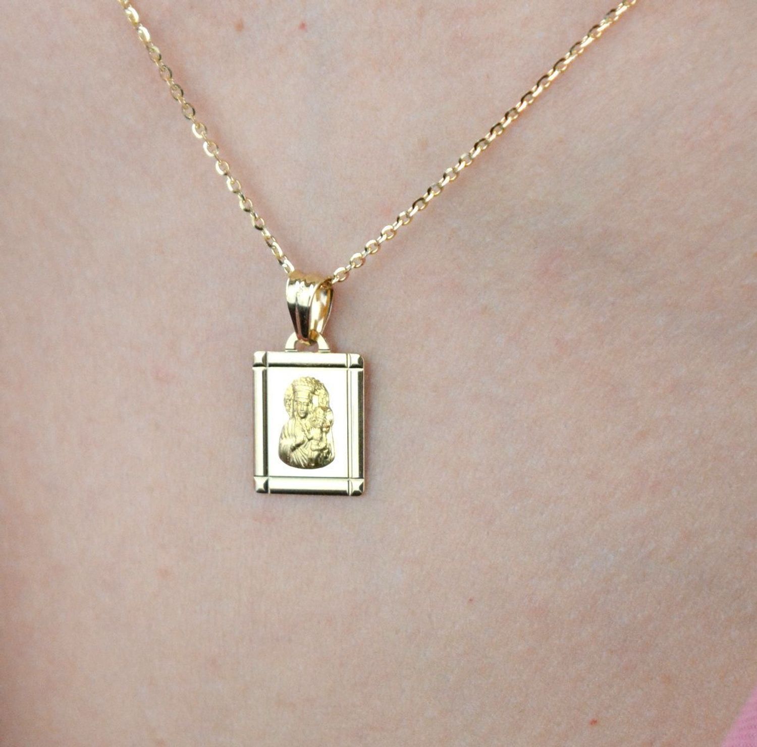 Złota zawieszka 585 medalik Matka Boska z dzieciątkiem DIA-ZAW-7814-585. Piękny medalik o bogatej symbolice religijnej. Religijną biżuterię wykonano z  żółtego złota próby 585, kruszcu od wielu setek lat symbolizującego doskon.jpg