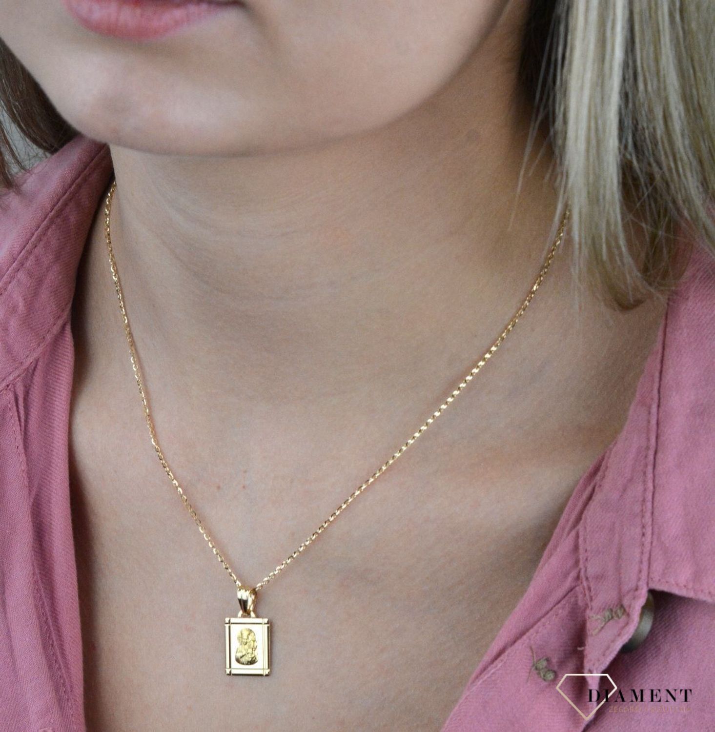 Złota zawieszka 585 medalik Matka Boska z dzieciątkiem DIA-ZAW-7814-585. Piękny medalik o bogatej symbolice religijnej. Religijną biżuterię wykonano z  żółtego złota próby 585, kruszcu od wielu setek lat symbolizującego doskon.jpg