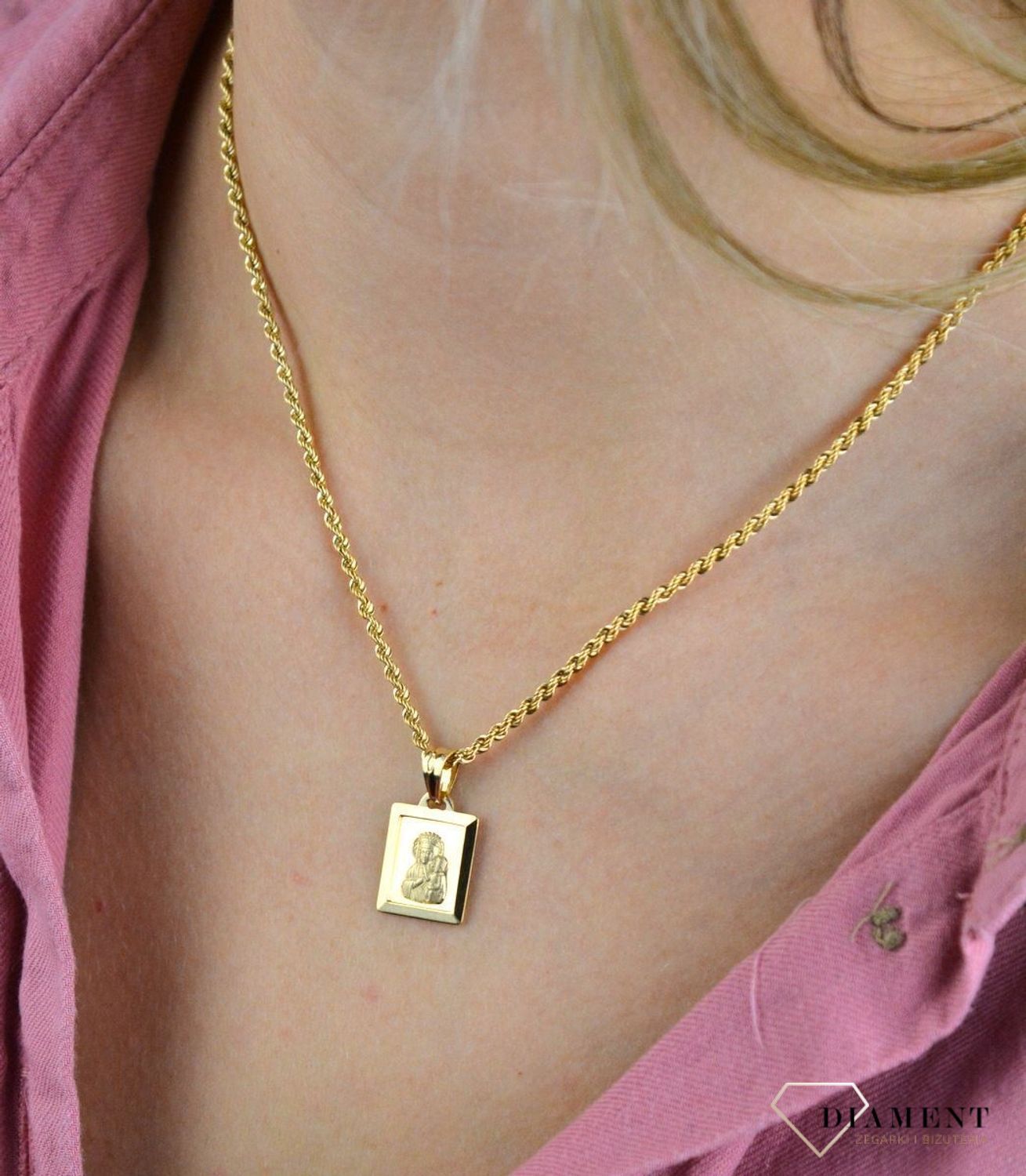 Złota zawieszka 585 medalik Matka Boska z dzieciątkiem DIA-ZAW-7815-585. Piękny medalik o bogatej symbolice religijnej. Religijną biżuterię wykonano z  żółtego złota próby 585, kruszcu od wielu setek lat symbolizującego doskon.jpg