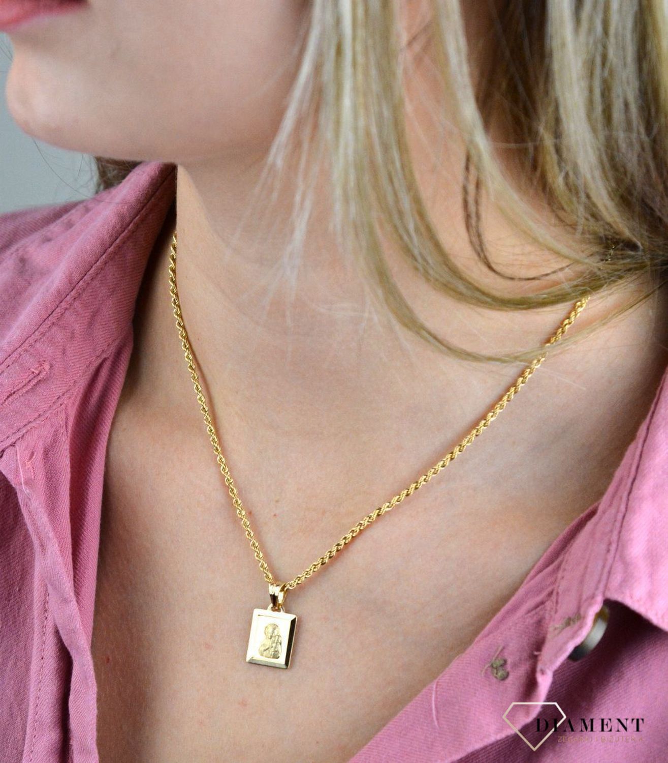 Złota zawieszka 585 medalik Matka Boska z dzieciątkiem DIA-ZAW-7815-585. Piękny medalik o bogatej symbolice religijnej. Religijną biżuterię wykonano z  żółtego złota próby 585, kruszcu od wielu setek lat symbolizującego doskon.jpg