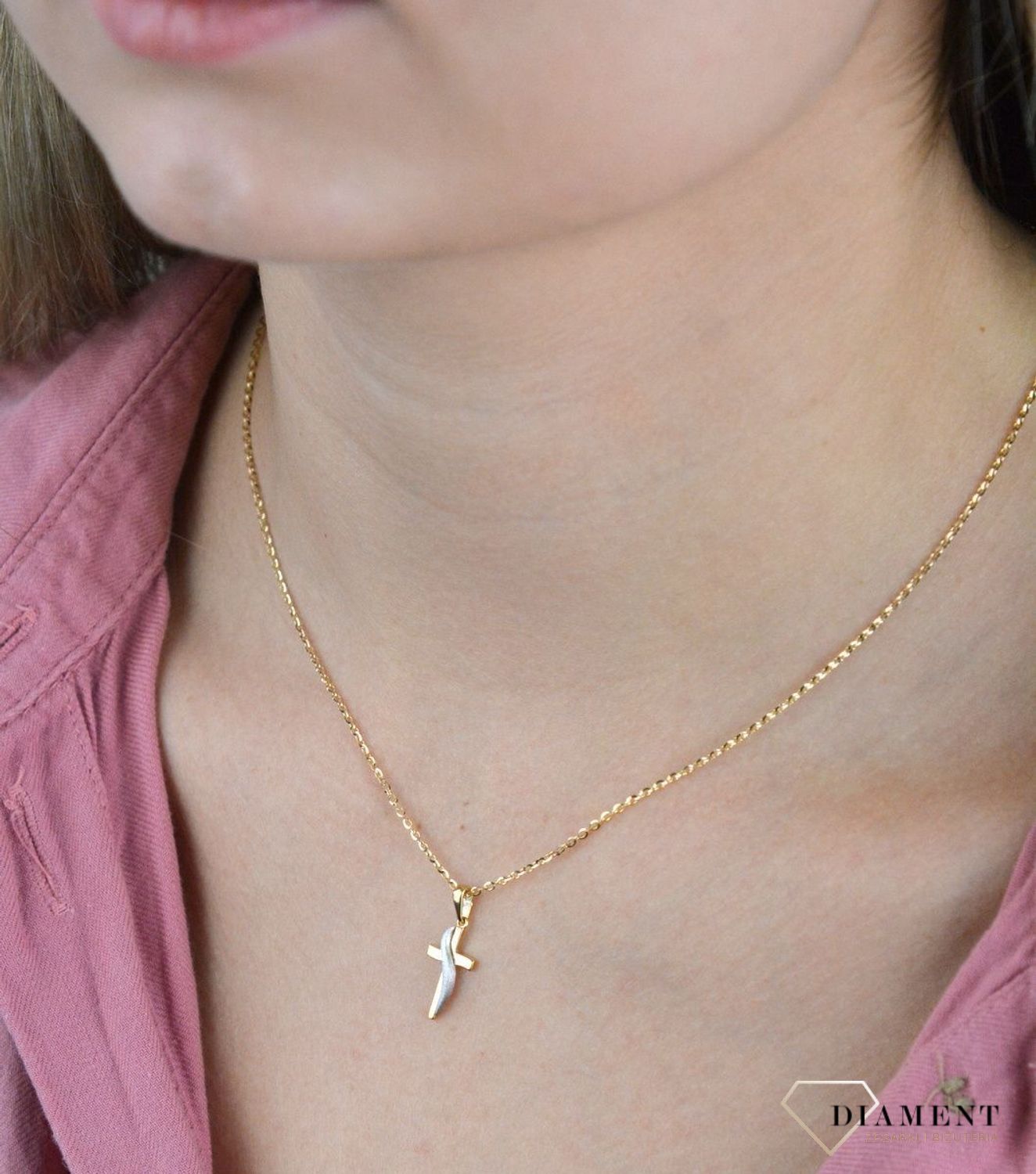 Złota zawieszka 585 na łańcuszek krzyżyk z białym złotem DIA-ZAW-7816-585. Zawieszka wykonana z niezwykłą starannością i dbałością o szczegóły. Krzyżyk będzie wspaniałą pamiątką i prezentem na różne okazje jak chrzest, bierzm.jpg