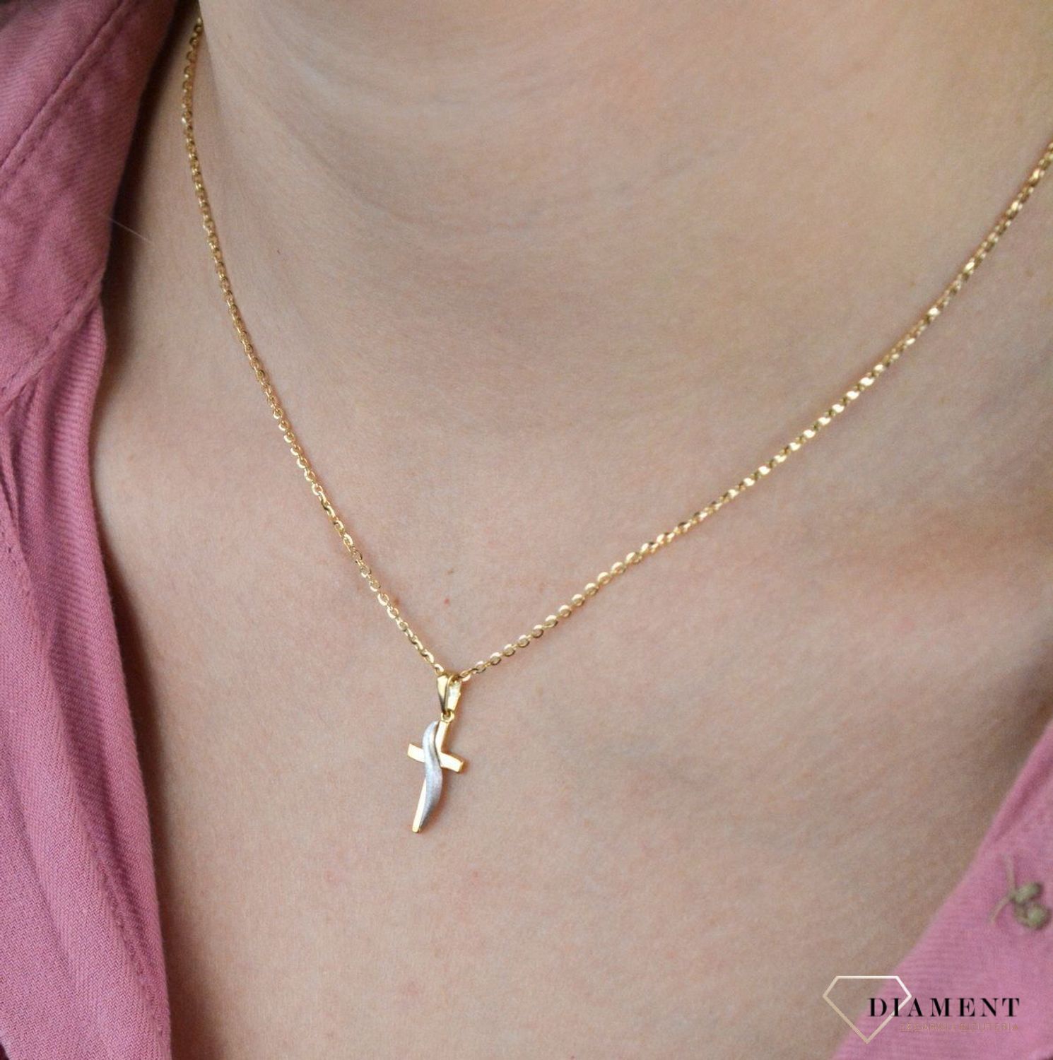 Złota zawieszka 585 na łańcuszek krzyżyk z białym złotem DIA-ZAW-7816-585. Zawieszka wykonana z niezwykłą starannością i dbałością o szczegóły. Krzyżyk będzie wspaniałą pamiątką i prezentem na różne okazje jak chrzest, bierzm.jpg