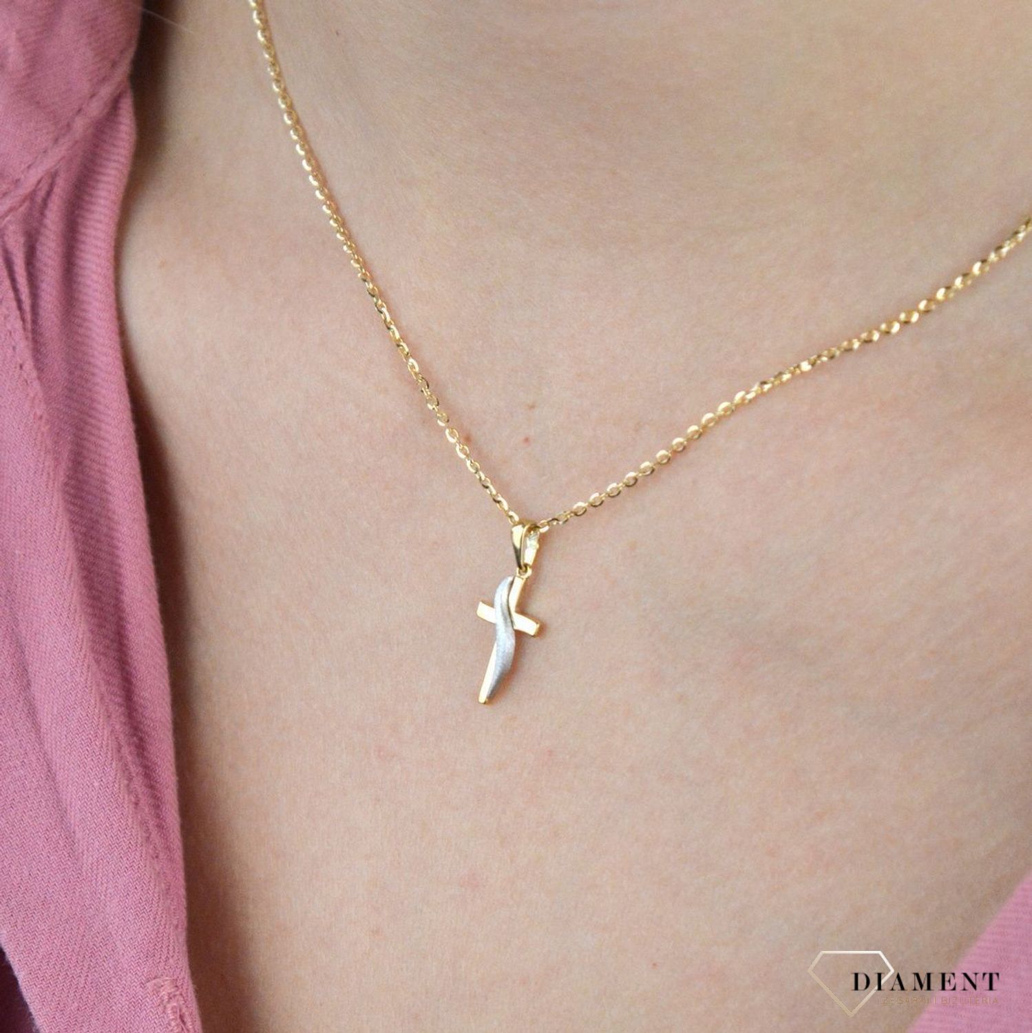 Złota zawieszka 585 na łańcuszek krzyżyk z białym złotem DIA-ZAW-7816-585. Zawieszka wykonana z niezwykłą starannością i dbałością o szczegóły. Krzyżyk będzie wspaniałą pamiątką i prezentem na różne okazje jak chrzest, bierzm.jpg