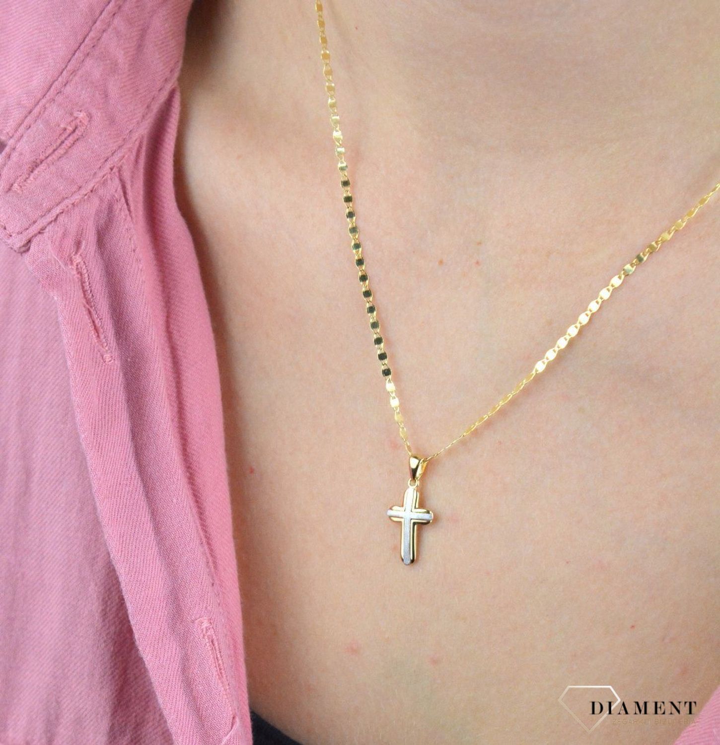 Złota zawieszka 585 na krzyżyk z białym złotem DIA-ZAW-7817-585. Zawieszka wykonana z niezwykłą starannością i dbałością o szczegóły. Krzyżyk będzie wspaniałą pamiątką i prezentem na różne okazje jak chrzest, bierzmowanie czy.jpg