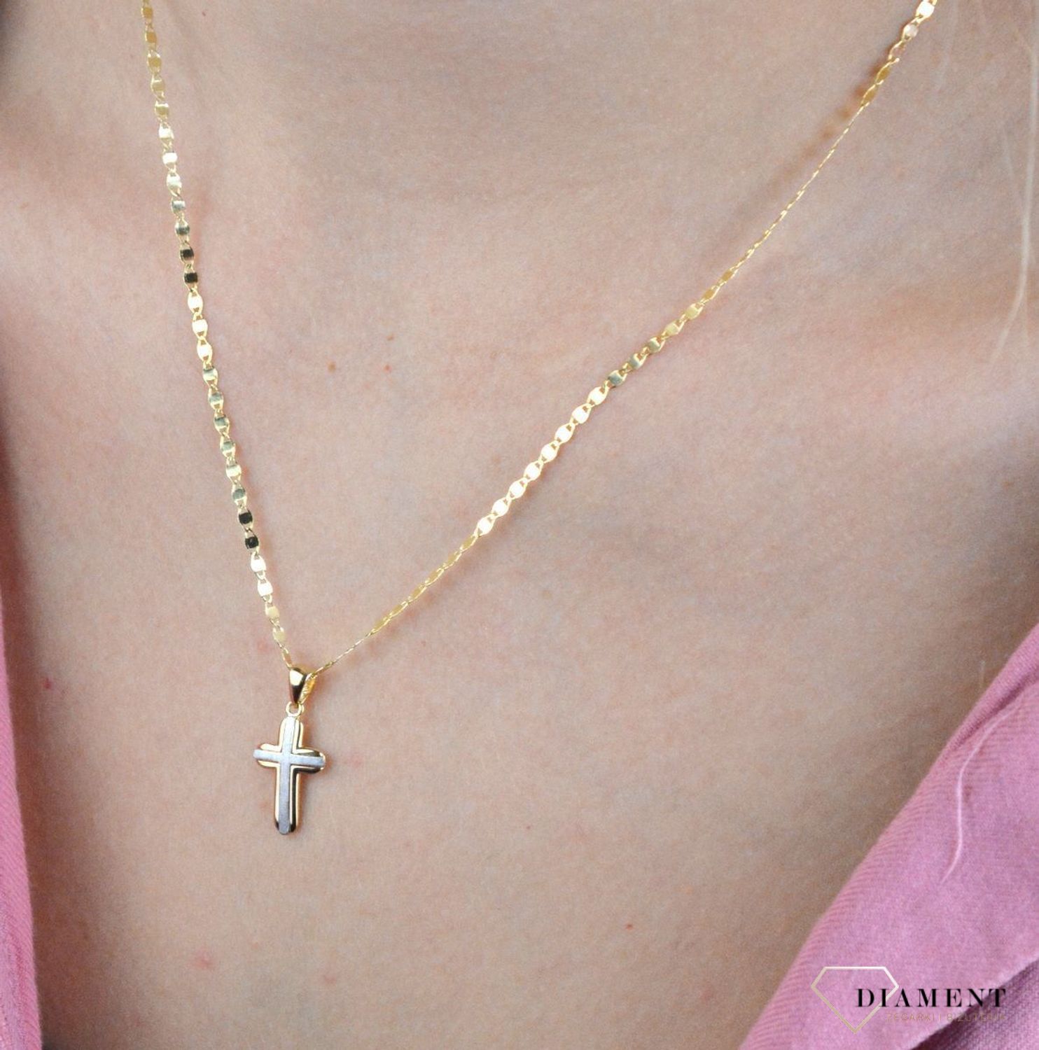 Złota zawieszka 585 na krzyżyk z białym złotem DIA-ZAW-7817-585. Zawieszka wykonana z niezwykłą starannością i dbałością o szczegóły. Krzyżyk będzie wspaniałą pamiątką i prezentem na różne okazje jak chrzest, bierzmowanie czy.jpg