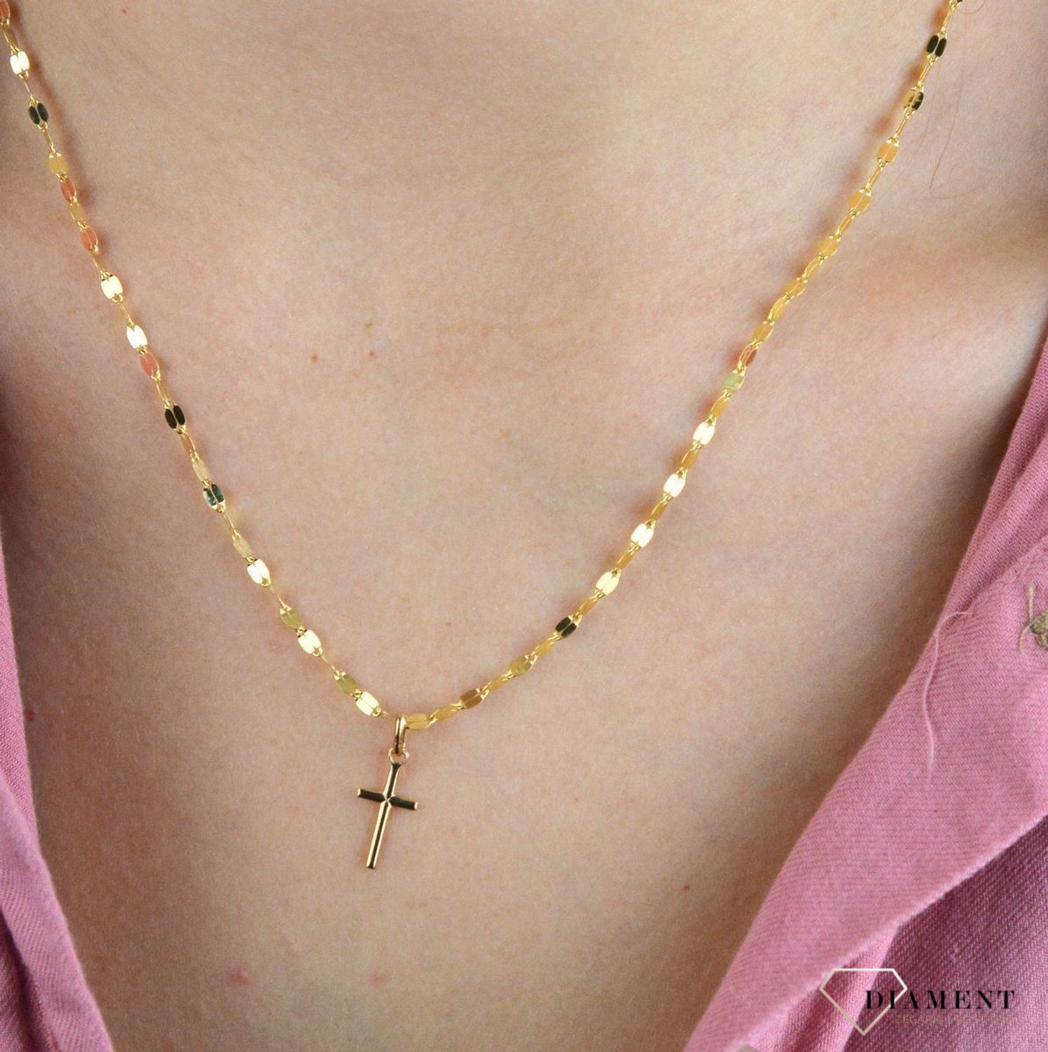 Złota zawieszka krzyżyk 585 gładki DIA-ZAW-7818-585.  Powierzchnia krzyża jest gładka, co daje bardzo ładny, ciekawy efekt. Krzyżyk został wytworzony z niezwykłą starannością i dbałością o każdy szczegół. Biżuteria sakralna t.jpg