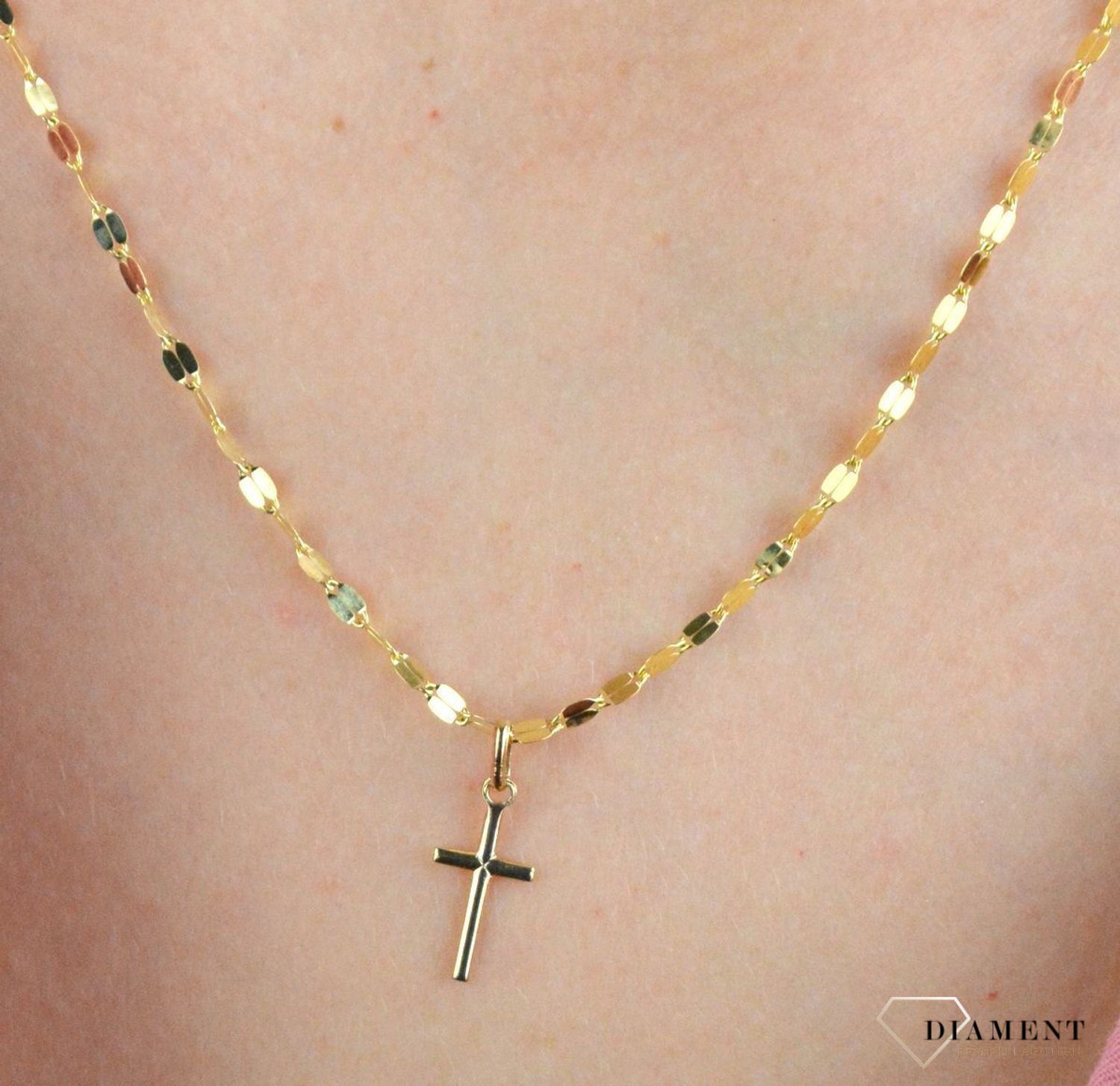 Złota zawieszka krzyżyk 585 gładki DIA-ZAW-7818-585.  Powierzchnia krzyża jest gładka, co daje bardzo ładny, ciekawy efekt. Krzyżyk został wytworzony z niezwykłą starannością i dbałością o każdy szczegół. Biżuteria sakralna t.jpg