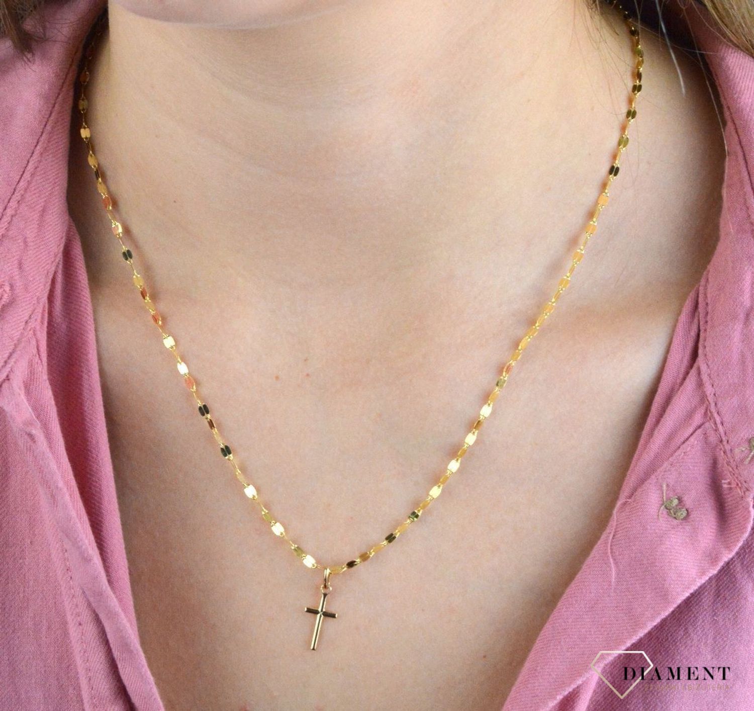 Złota zawieszka krzyżyk 585 gładki DIA-ZAW-7818-585.  Powierzchnia krzyża jest gładka, co daje bardzo ładny, ciekawy efekt. Krzyżyk został wytworzony z niezwykłą starannością i dbałością o każdy szczegół. Biżuteria sakralna t.jpg