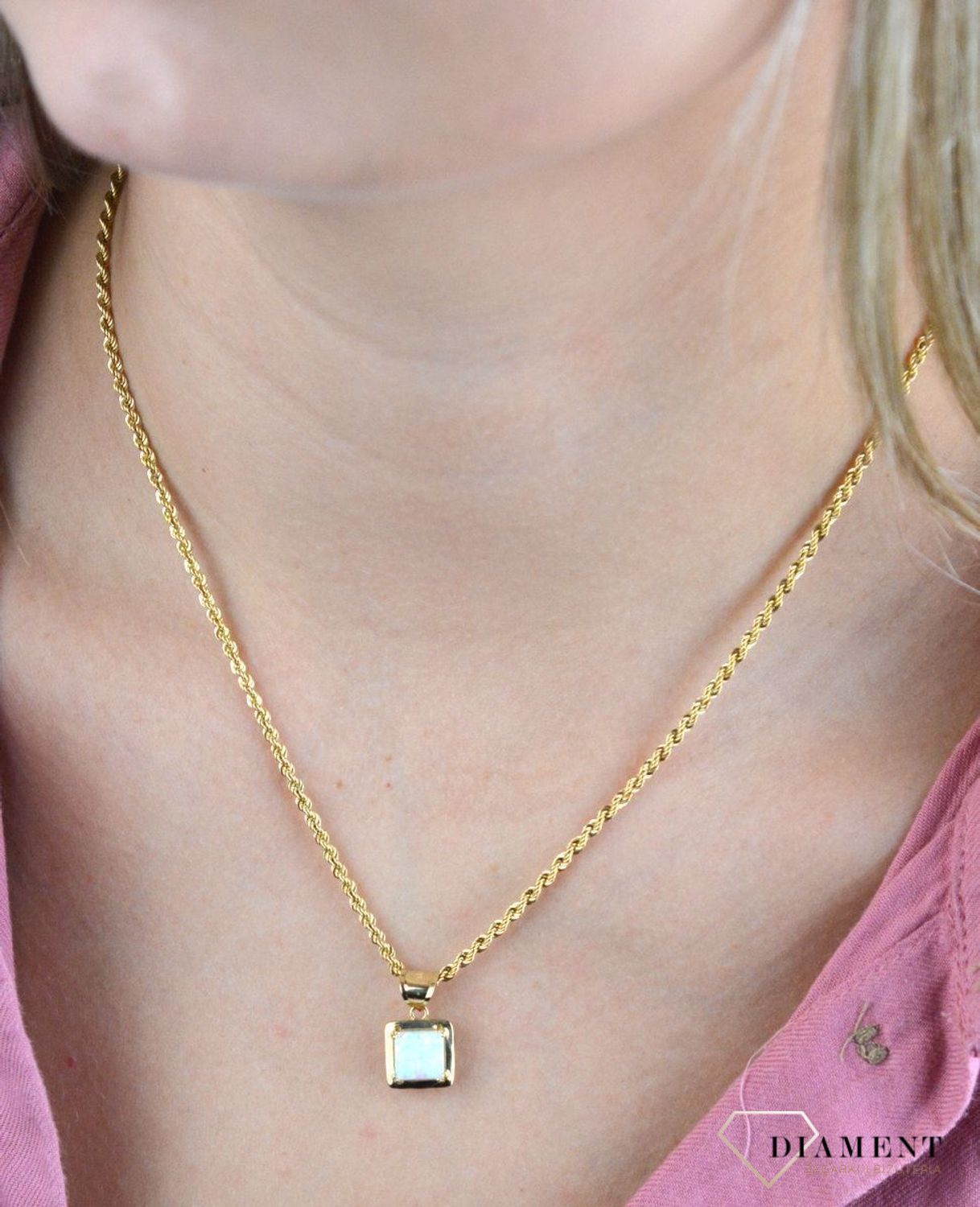 Złota zawieszka 585 damska kwadratowa z opalem DIA-ZAW-7827-585. Złota zawieszka w ponadczasowym kształcie o ciekawej i ponadczasowej formie. Złoty wisiorek w ponadczasowym kształcie kwadratu ozdobiony kamieniem opal. Wisiore.jpg