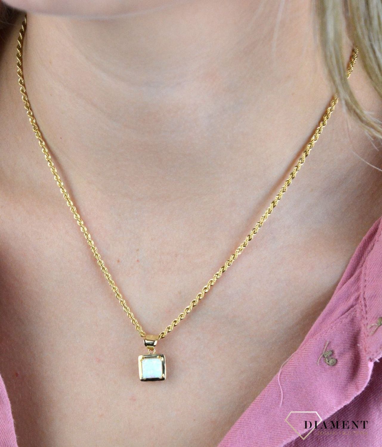 Złota zawieszka 585 damska kwadratowa z opalem DIA-ZAW-7827-585. Złota zawieszka w ponadczasowym kształcie o ciekawej i ponadczasowej formie. Złoty wisiorek w ponadczasowym kształcie kwadratu ozdobiony kamieniem opal. Wisiore.jpg