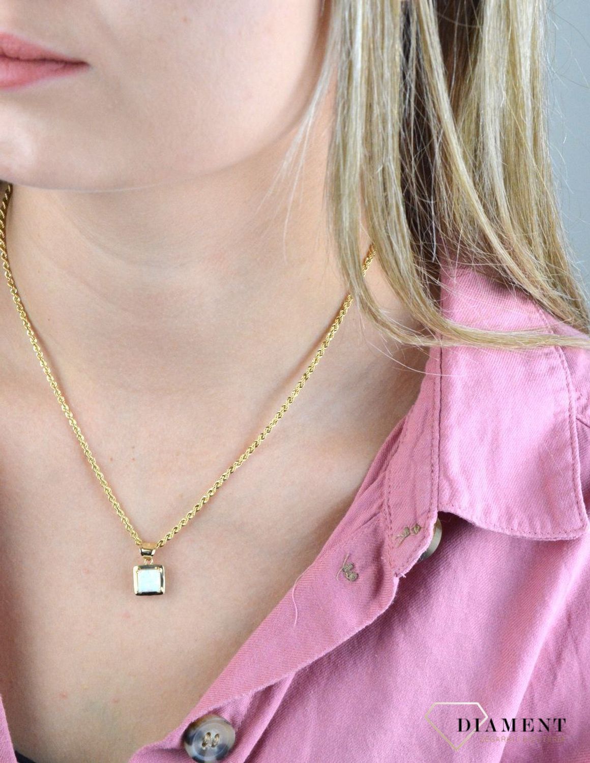 Złota zawieszka 585 damska kwadratowa z opalem DIA-ZAW-7827-585. Złota zawieszka w ponadczasowym kształcie o ciekawej i ponadczasowej formie. Złoty wisiorek w ponadczasowym kształcie kwadratu ozdobiony kamieniem opal. Wisiore.jpg