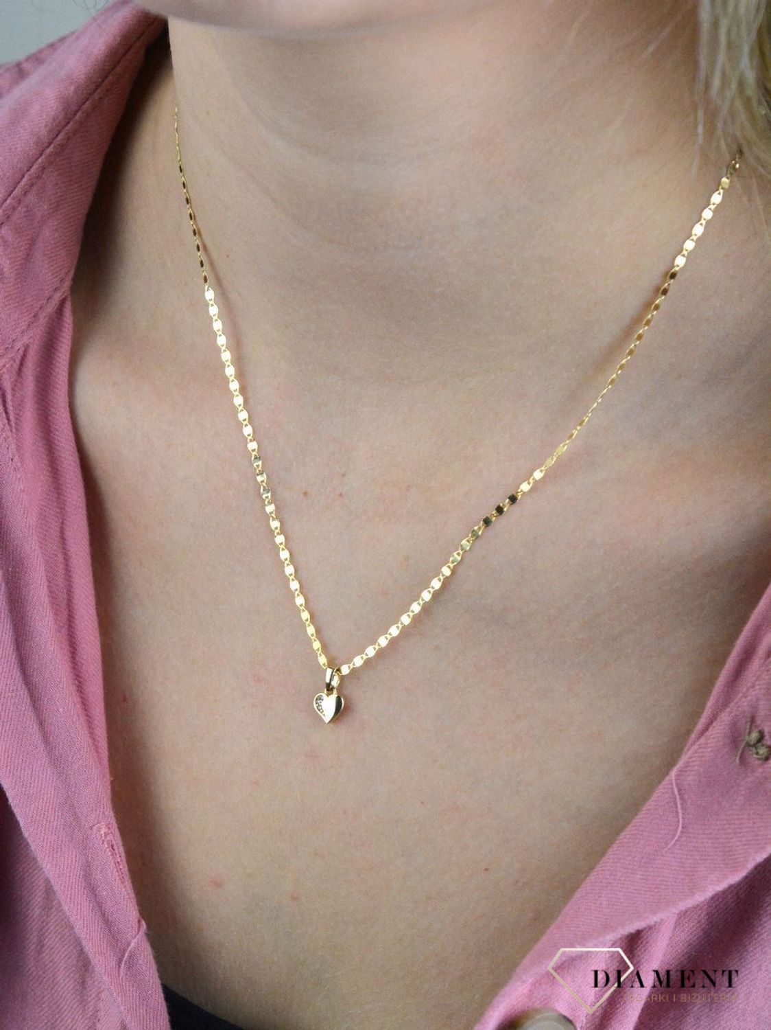 Złota zawieszka 585 serce z cyrkonią DIA-ZAW-7845-585. Romantyczny wzór, który nada uroku oraz kobiecości każdej stylizacji. Wyjątkowy wisiorek o ponadczasowym motywie zachwyca estetyczną formą wykonania oraz delikatnym zdobie.jpg