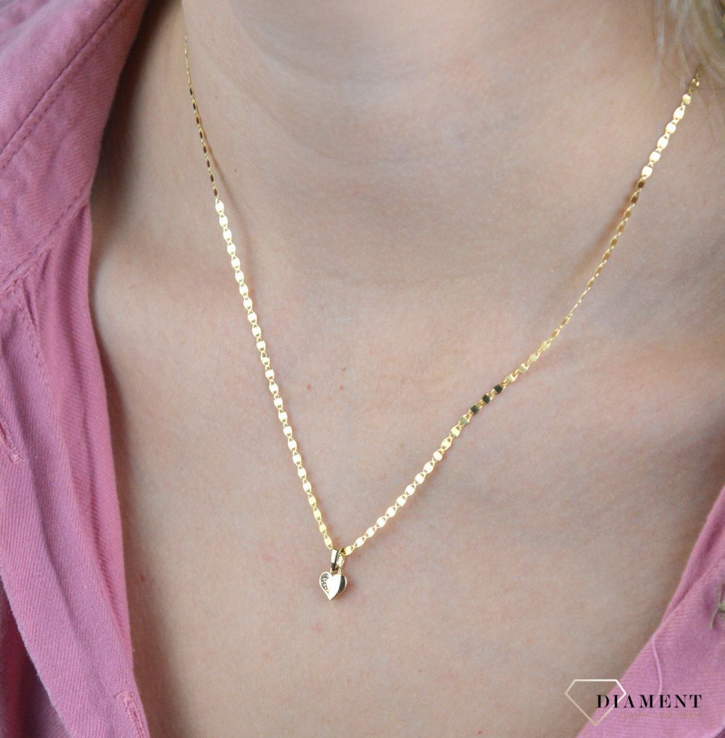 Złota zawieszka 585 serce z cyrkonią DIA-ZAW-7845-585. Romantyczny wzór, który nada uroku oraz kobiecości każdej stylizacji. Wyjątkowy wisiorek o ponadczasowym motywie zachwyca estetyczną formą wykonania oraz delikatnym zdobie.jpg