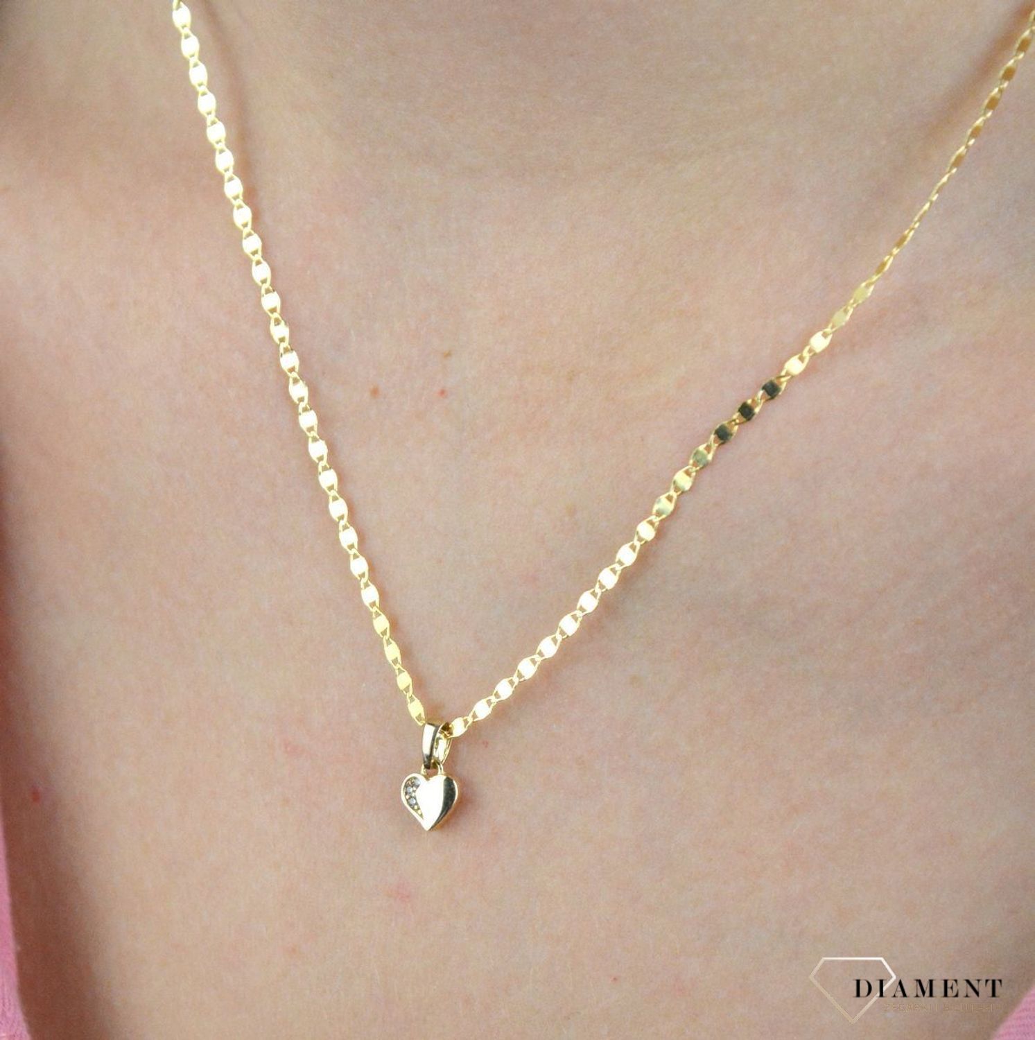 Złota zawieszka 585 serce z cyrkonią DIA-ZAW-7845-585. Romantyczny wzór, który nada uroku oraz kobiecości każdej stylizacji. Wyjątkowy wisiorek o ponadczasowym motywie zachwyca estetyczną formą wykonania oraz delikatnym zdobie.jpg