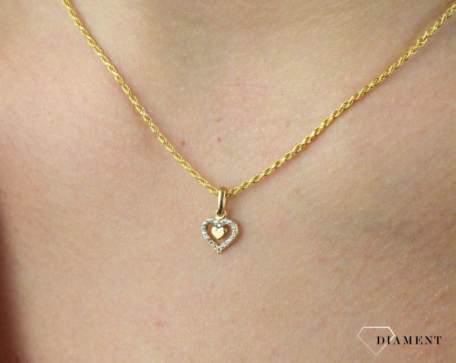 Złota zawieszka 585 serce ozdobione cyrkonią DIA-ZAW-7846-585. Wyjątkowy wisiorek o ponadczasowym motywie zachwyca estetyczną formą wykonania oraz delikatnym zdobieniem, które idealnie współgra zarówno z gładkim, jak i z klas.jpg