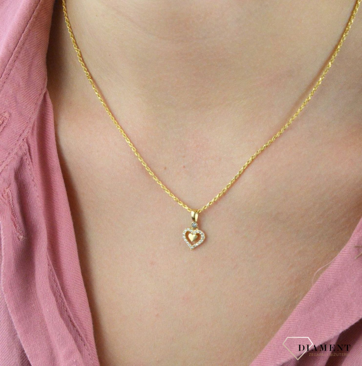 Złota zawieszka 585 serce ozdobione cyrkonią DIA-ZAW-7846A-585. Romantyczny wzór, który nada uroku oraz kobiecości każdej stylizacji. Wyjątkowy wisiorek o ponadczasowym motywie zachwyca estetyczną formą wykonania oraz delikat.jpg