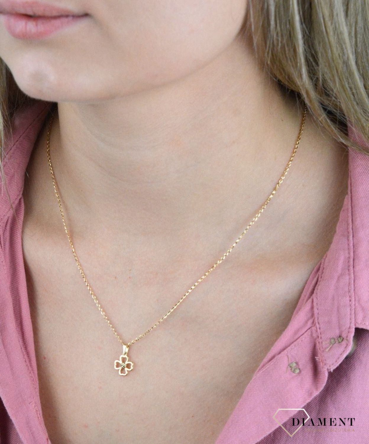 Złota zawieszka 585 koniczynka DIA-ZAW-7847-585. Złoty wisiorek w kształcie koniczynki. Wisiorek o minimalistycznym wzornictwie, ale jednocześnie o ogromnym znaczeniu symbolicznym. Idealna zawieszka na szczęście. Zawieszka zło.jpg