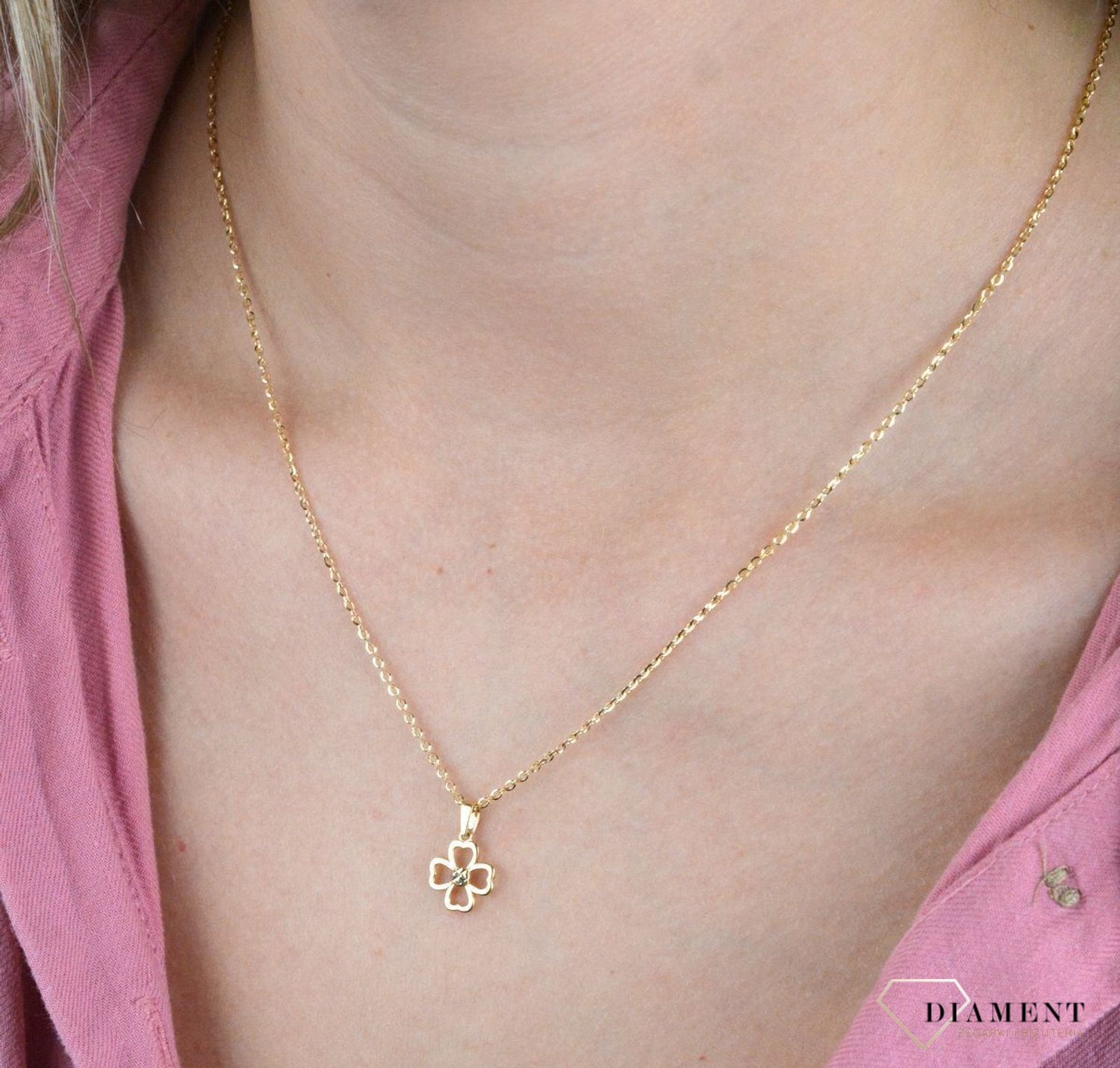 Złota zawieszka 585 koniczynka DIA-ZAW-7847-585. Złoty wisiorek w kształcie koniczynki. Wisiorek o minimalistycznym wzornictwie, ale jednocześnie o ogromnym znaczeniu symbolicznym. Idealna zawieszka na szczęście. Zawieszka zło.jpg