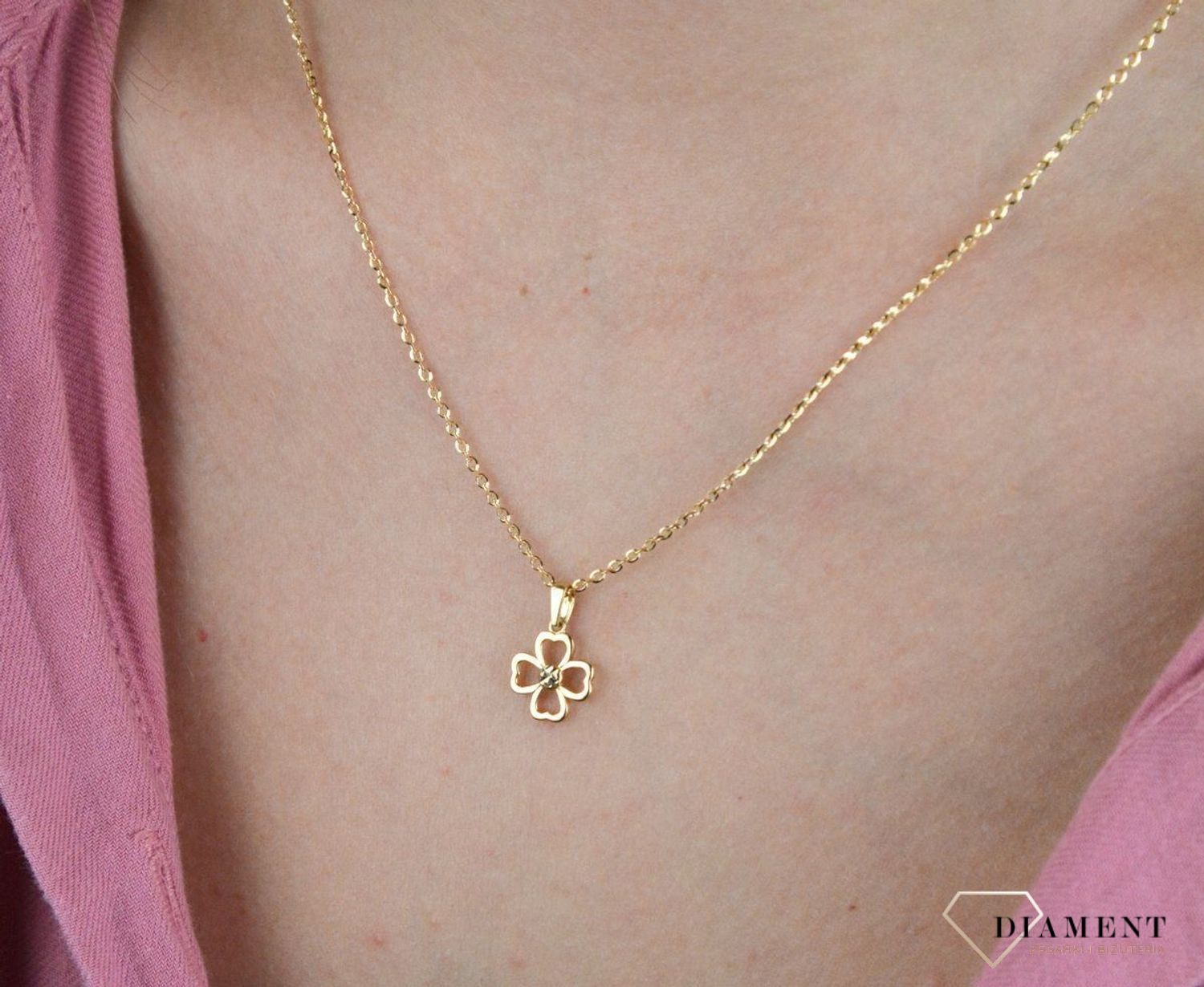 Złota zawieszka 585 koniczynka DIA-ZAW-7847-585. Złoty wisiorek w kształcie koniczynki. Wisiorek o minimalistycznym wzornictwie, ale jednocześnie o ogromnym znaczeniu symbolicznym. Idealna zawieszka na szczęście. Zawieszka zło.jpg