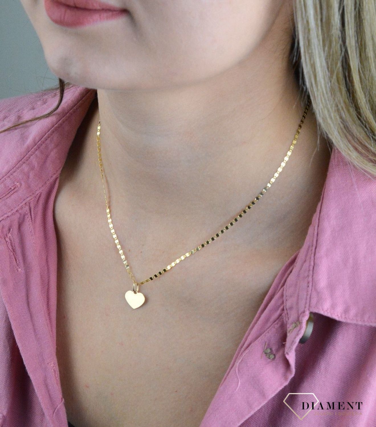 Złota zawieszka 585 serce płaska blaszka DIA-ZAW-7850-585.  Piękny, złoty wisiorek o ciekawym wzorze z motywem serca wykonana z żółtego i białego 14-karatowego złota z wysokiej próby 585. Ta zawieszka będzie idealną ozdobą zar.jpg