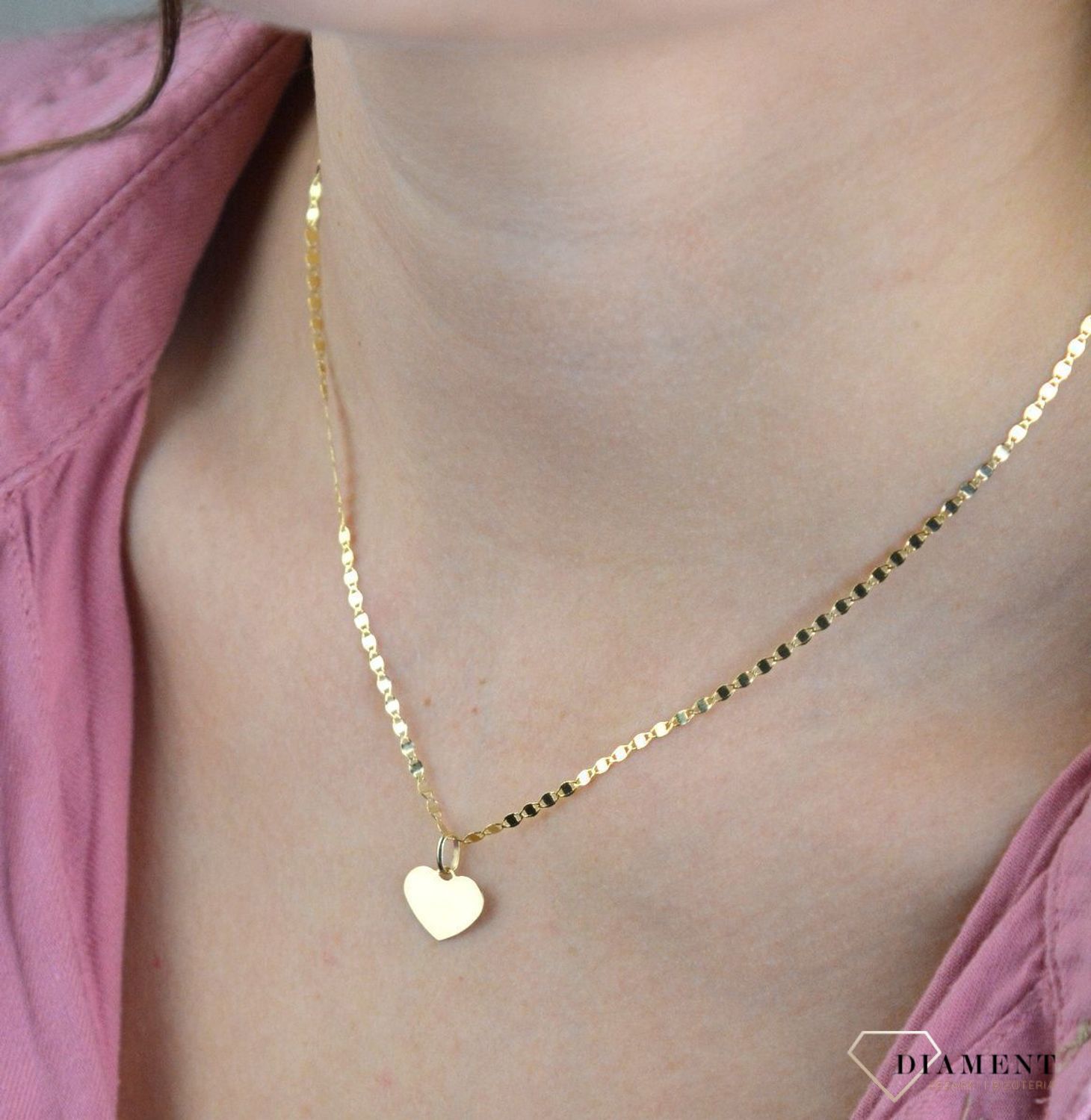 Złota zawieszka 585 serce płaska blaszka DIA-ZAW-7850-585.  Piękny, złoty wisiorek o ciekawym wzorze z motywem serca wykonana z żółtego i białego 14-karatowego złota z wysokiej próby 585. Ta zawieszka będzie idealną ozdobą zar.jpg