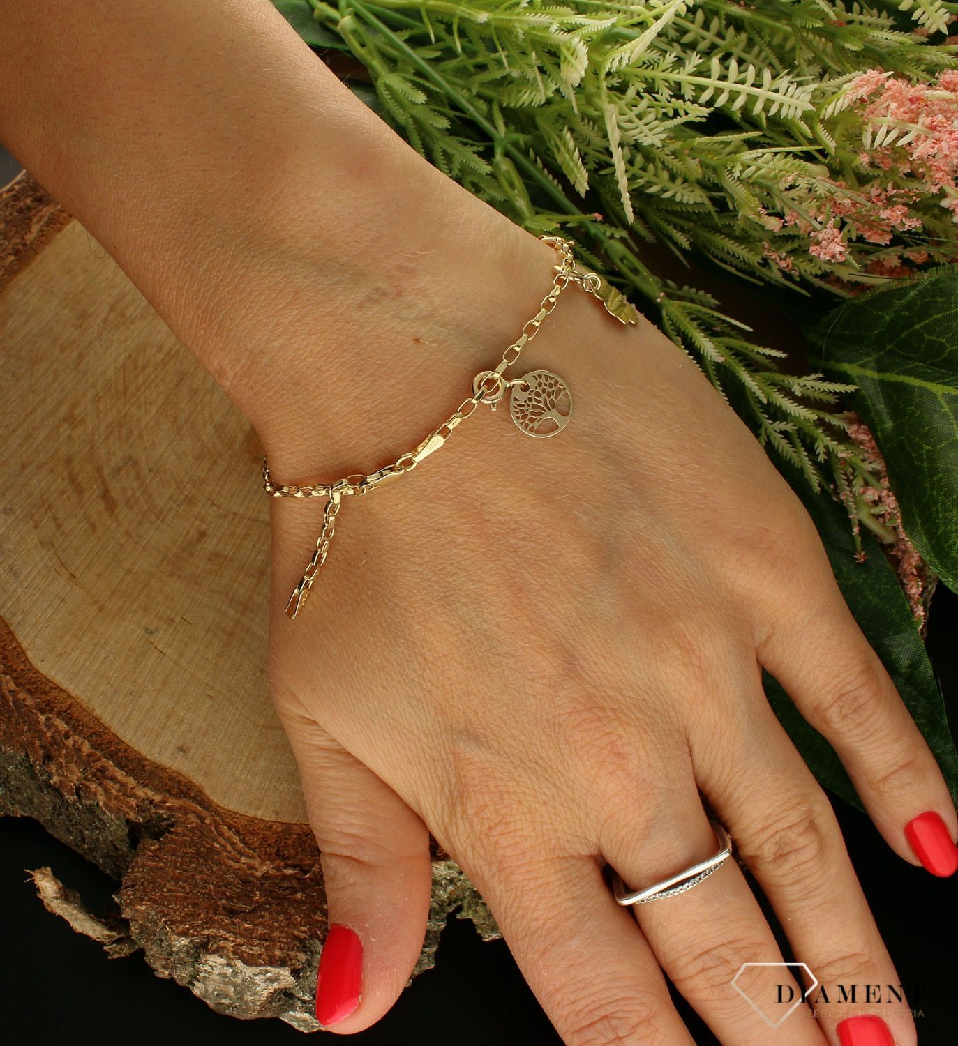 Złota zawieszka 585 drzewko w kółeczku charms do bransoletki  DIA-ZAW-7856-585.  Złota zawieszka wykonana z próby złota 585 w kształcie kółeczka z motywem drzewa w środku. Tak skomponowany olśniewający wisiorek złoty o wyjątko.jpg