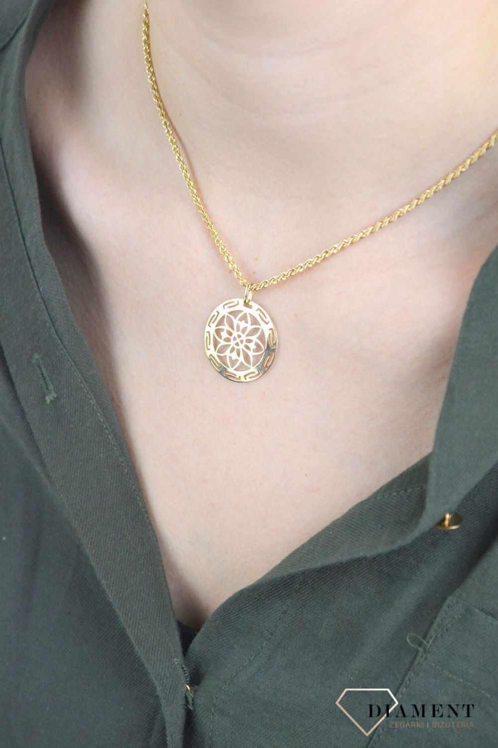 Złota zawieszka 585 kwiatek w kółeczku DIA-ZAW-8073-585. Złota zawieszka wykonana z próby złota 585 w kształcie kółeczka z motywem kwiatka. Tak skomponowany olśniewający wisiorek złoty o wyjątkowym wzorze, w niezwykły sposób.jpg