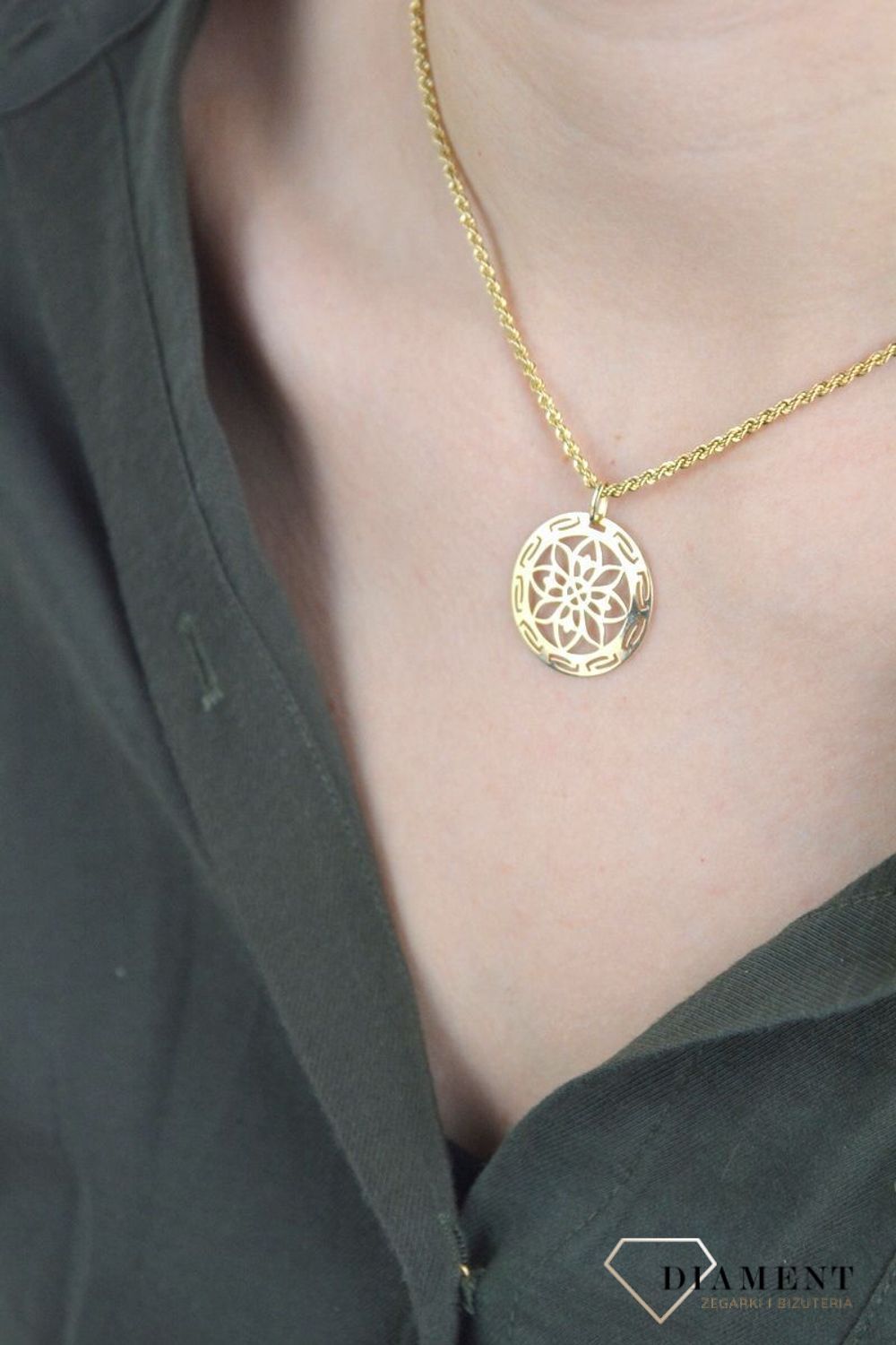 Złota zawieszka 585 kwiatek w kółeczku DIA-ZAW-8073-585. Złota zawieszka wykonana z próby złota 585 w kształcie kółeczka z motywem kwiatka. Tak skomponowany olśniewający wisiorek złoty o wyjątkowym wzorze, w niezwykły sposób.jpg