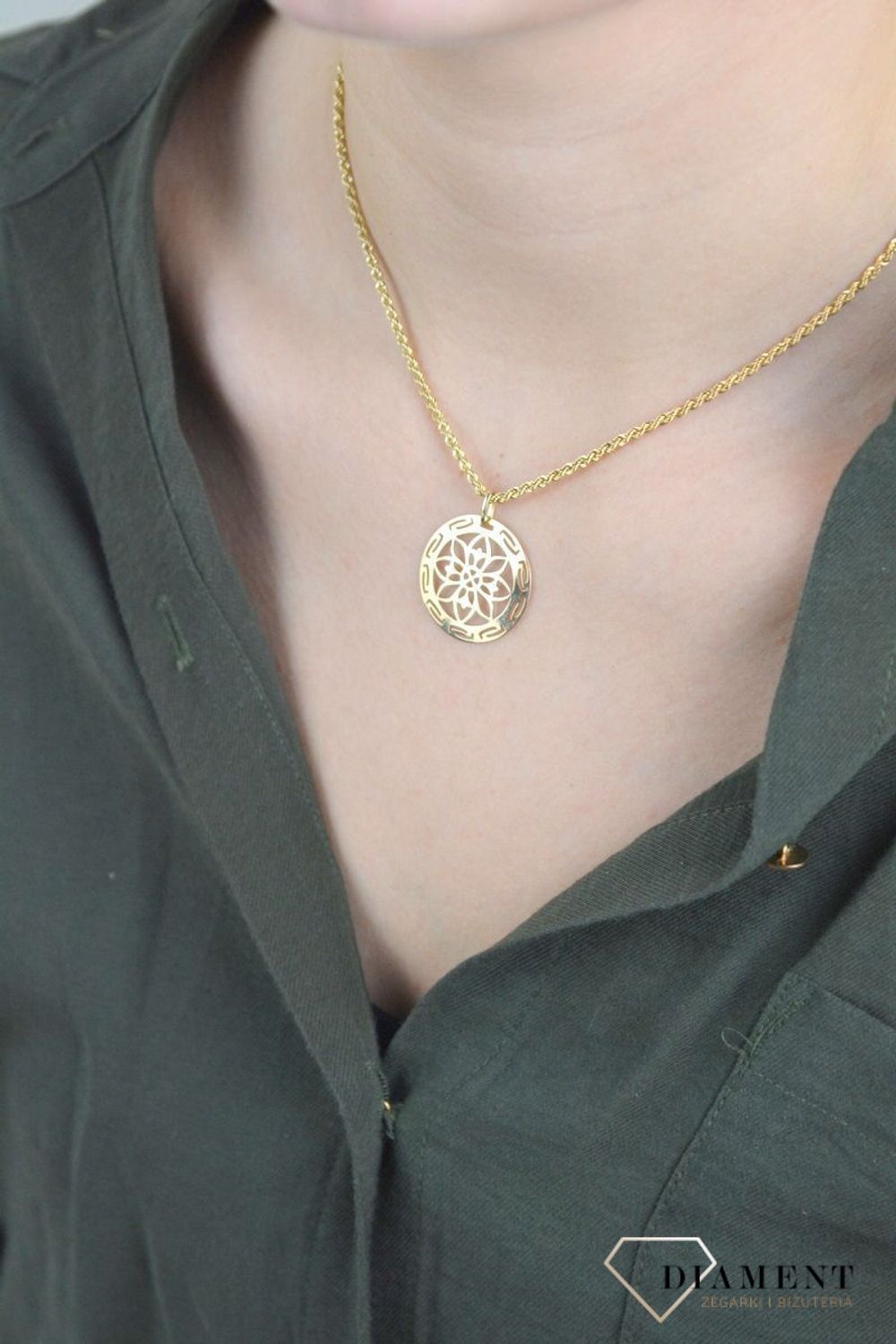 Złota zawieszka 585 kwiatek w kółeczku DIA-ZAW-8073-585. Złota zawieszka wykonana z próby złota 585 w kształcie kółeczka z motywem kwiatka. Tak skomponowany olśniewający wisiorek złoty o wyjątkowym wzorze, w niezwykły sposób.jpg