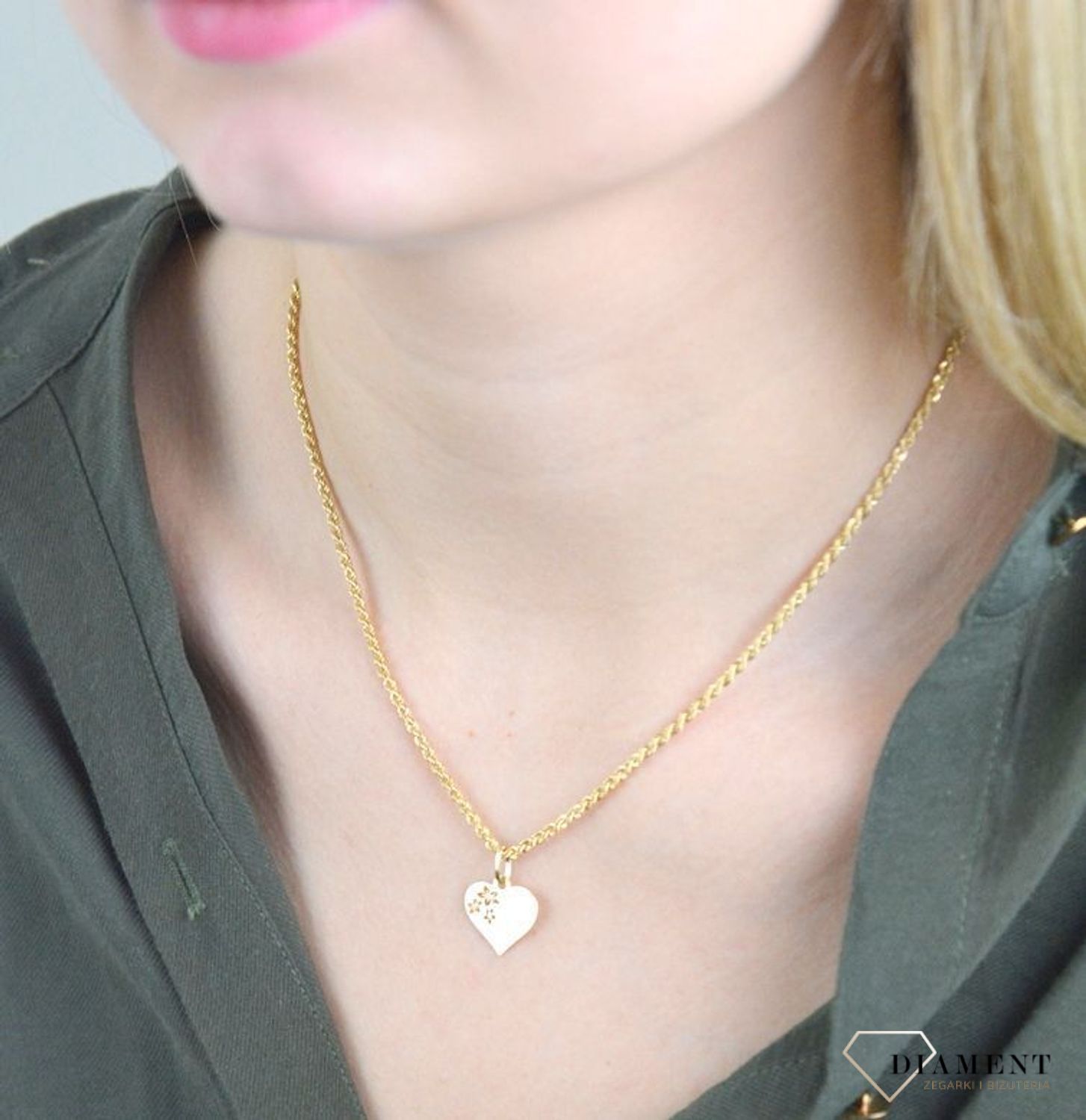 Piękny, złoty wisiorek o ciekawym wzorze z motywem serca wykonana z żółtego i białego 14-karatowego złota z wysokiej próby 585. Ta zawieszka będzie idealną ozdobą zarówno codziennych stylizacji jak i bardziej eleganckich czy.jpg