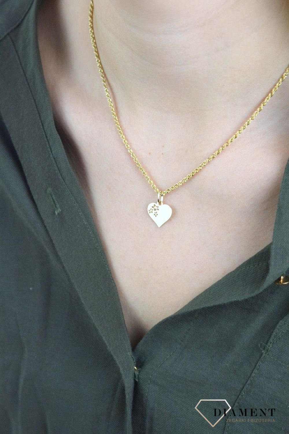 Piękny, złoty wisiorek o ciekawym wzorze z motywem serca wykonana z żółtego i białego 14-karatowego złota z wysokiej próby 585. Ta zawieszka będzie idealną ozdobą zarówno codziennych stylizacji jak i bardziej eleganckich czy.jpg