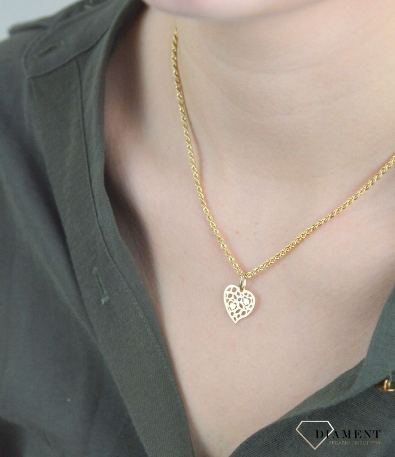 Złota zawieszka 585 ażurowe serce DIA-ZAW-8075-585. Piękny, złoty wisiorek o ciekawym wzorze z motywem serca wykonana z żółtego 14-karatowego złota z wysokiej próby 585. Ta zawieszka będzie idealną ozdobą zarówno codziennych s.jpg
