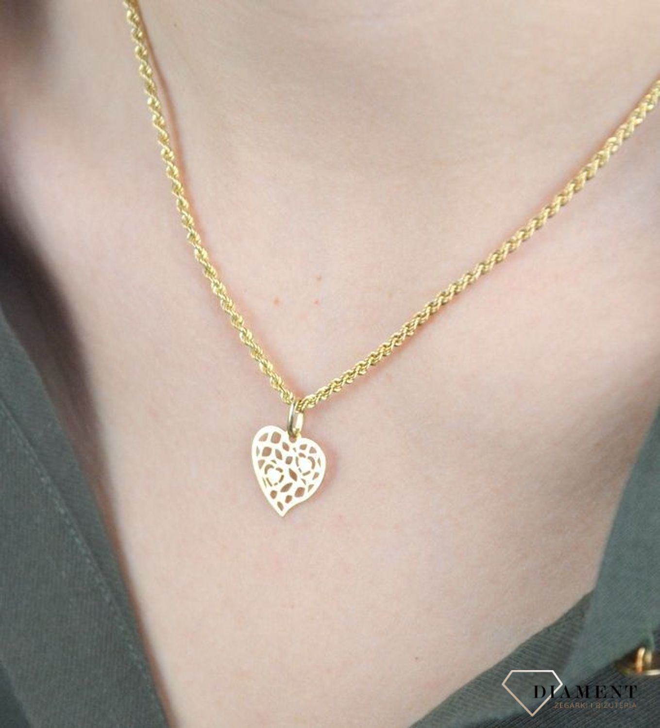 Złota zawieszka 585 ażurowe serce DIA-ZAW-8075-585. Piękny, złoty wisiorek o ciekawym wzorze z motywem serca wykonana z żółtego 14-karatowego złota z wysokiej próby 585. Ta zawieszka będzie idealną ozdobą zarówno codziennych s.jpg