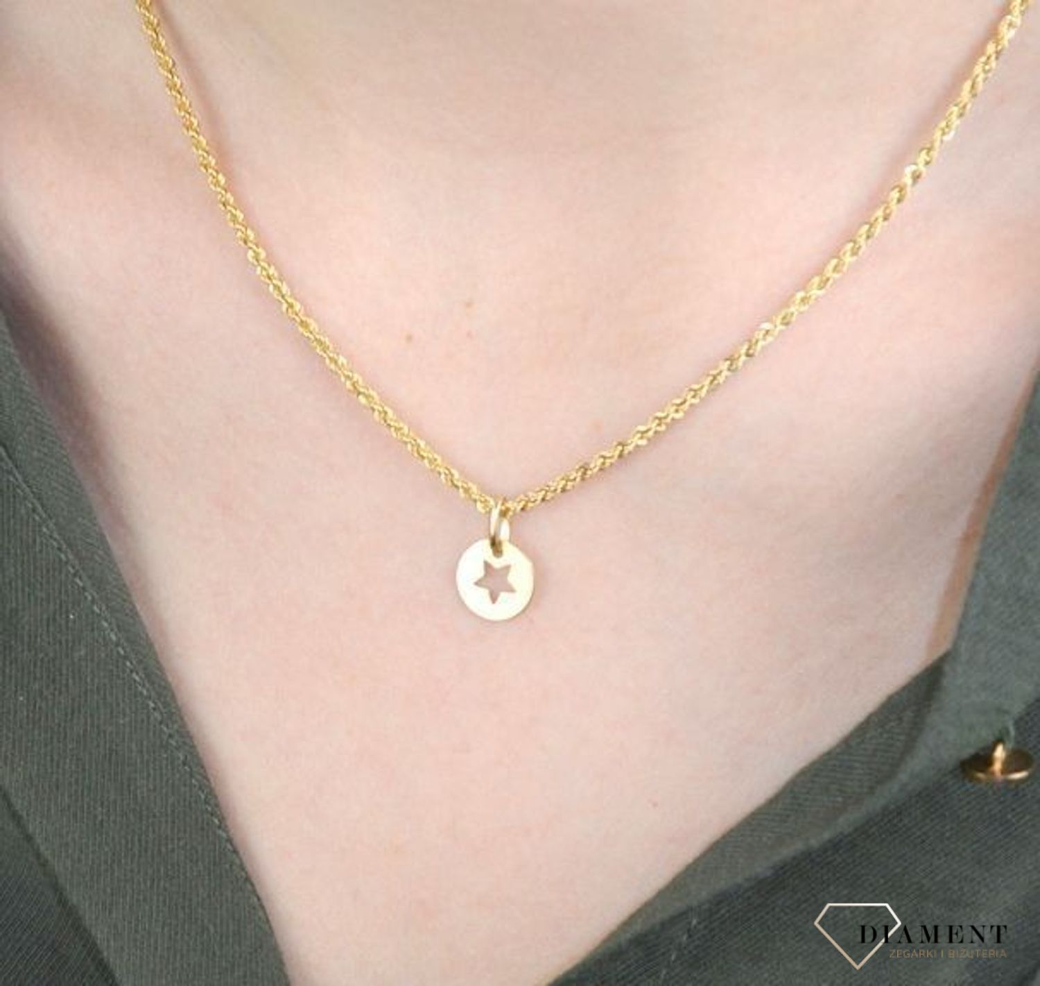 Złota zawieszka 585 kółeczko z gwiazdką DIA-ZAW-8076-585. Wisiorek to bardzo symboliczny model biżuterii. Wisiorek ten to idealny pomysł na prezent, którym wyjawimy swoje uczucia. Złoto jest metalem szlachetnym znanym i kocha.jpg