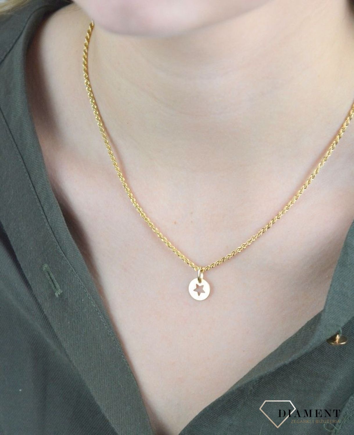 Złota zawieszka 585 kółeczko z gwiazdką DIA-ZAW-8076-585. Wisiorek to bardzo symboliczny model biżuterii. Wisiorek ten to idealny pomysł na prezent, którym wyjawimy swoje uczucia. Złoto jest metalem szlachetnym znanym i kocha.jpg