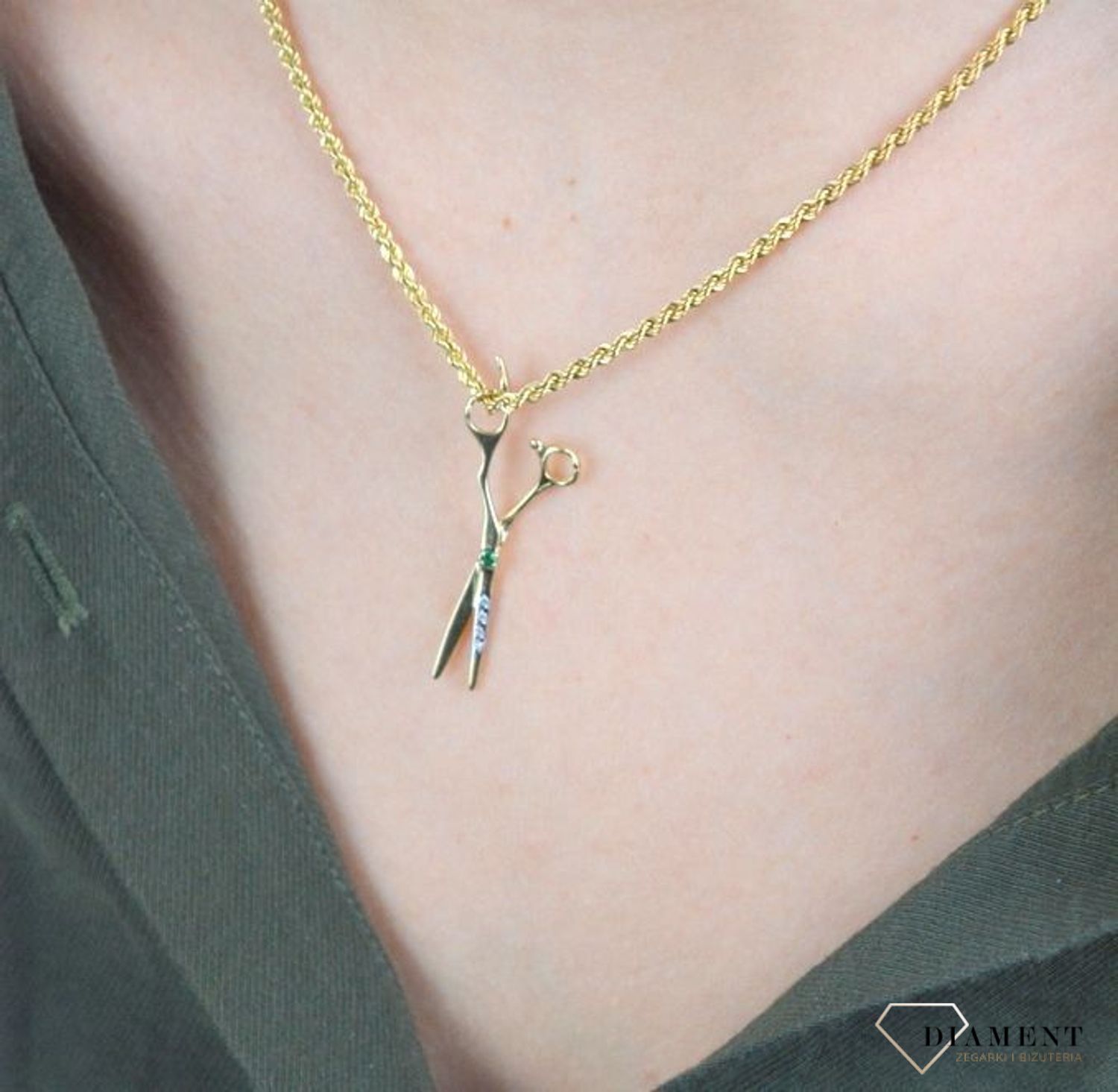 Złota zawieszka 585 dla fryzjera Nożyczki z zieloną cyrkonią DIA-ZAW-8078-585. Nożyczki  to charakterystyczne narzędzia pracy każdego fryzjera. Świetnie się sprawdzi jako prezent dla osoby wykonującej ten zawód.jpg