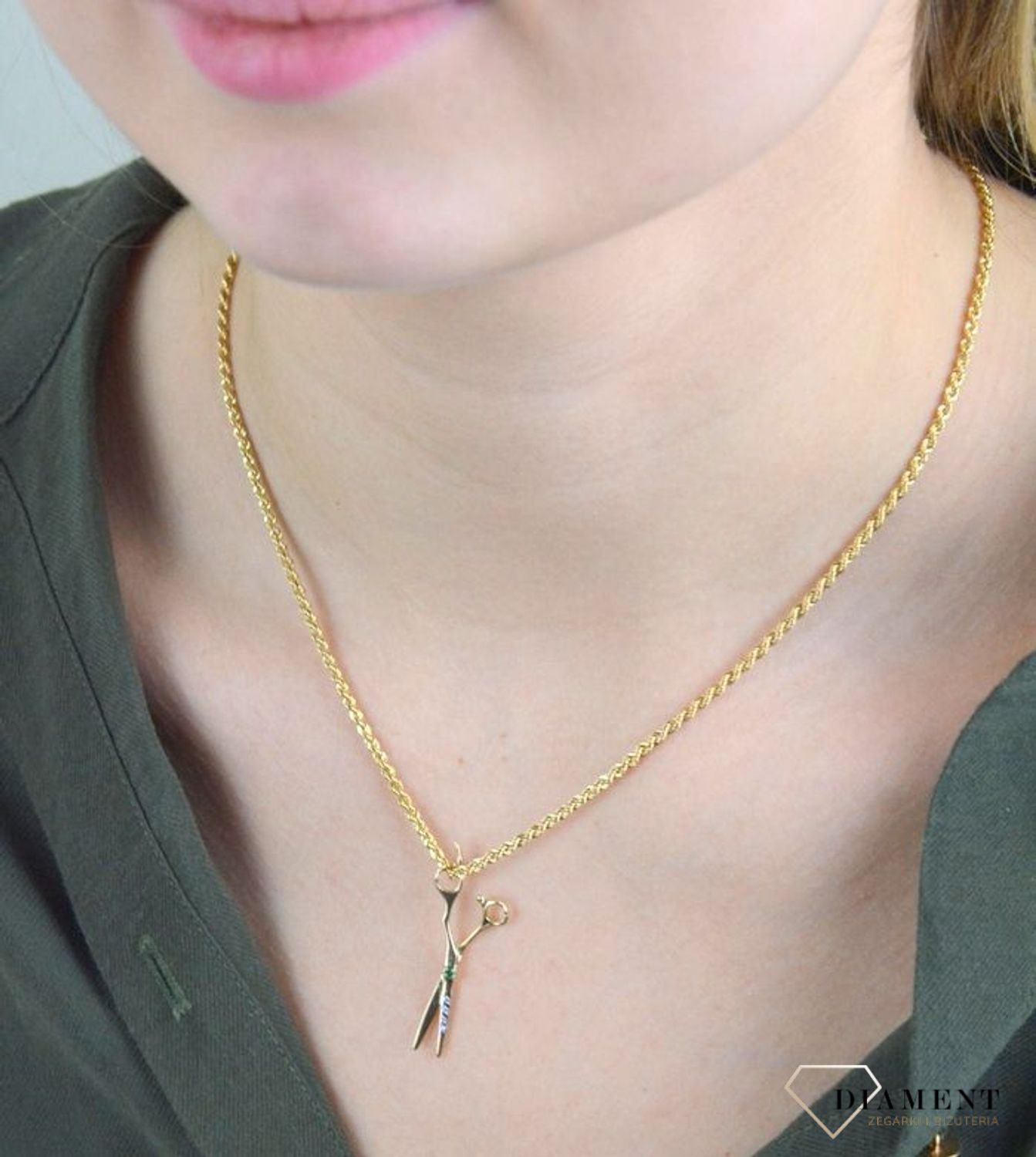 Złota zawieszka 585 dla fryzjera Nożyczki z zieloną cyrkonią DIA-ZAW-8078-585. Nożyczki  to charakterystyczne narzędzia pracy każdego fryzjera. Świetnie się sprawdzi jako prezent dla osoby wykonującej ten zawód.jpg