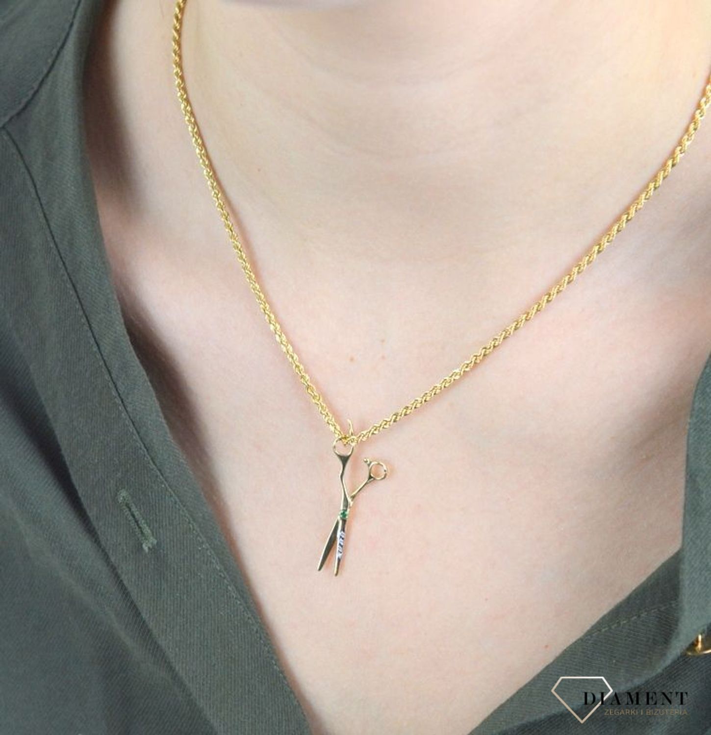 Złota zawieszka 585 dla fryzjera Nożyczki z zieloną cyrkonią DIA-ZAW-8078-585. Nożyczki  to charakterystyczne narzędzia pracy każdego fryzjera. Świetnie się sprawdzi jako prezent dla osoby wykonującej ten zawód.jpg