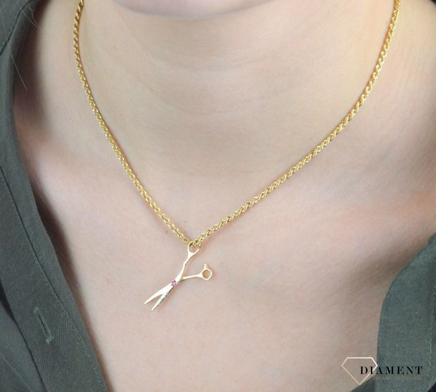 Złota zawieszka 585 dla fryzjera Nożyczki z czerwoną cyrkonią DIA-ZAW-8078A-585. W tym zawodzie wymagana jest precyzja i dbałość o zadowolenie klienta. Ze złotą zawieszką w kształcie nożyczek każdy fryzjer lub stylista będzie.jpg