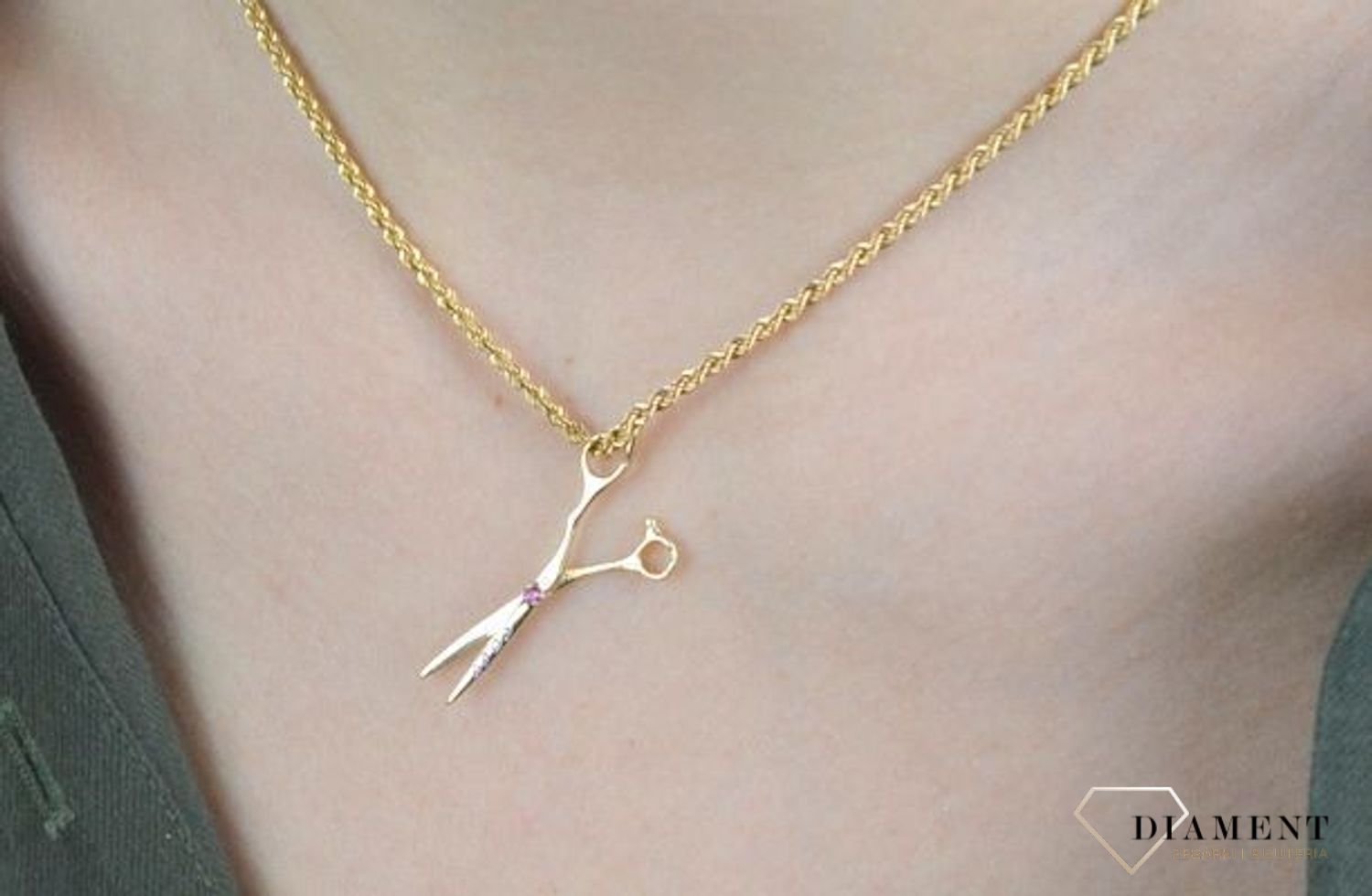 Złota zawieszka 585 dla fryzjera Nożyczki z czerwoną cyrkonią DIA-ZAW-8078A-585. W tym zawodzie wymagana jest precyzja i dbałość o zadowolenie klienta. Ze złotą zawieszką w kształcie nożyczek każdy fryzjer lub stylista będzie.jpg