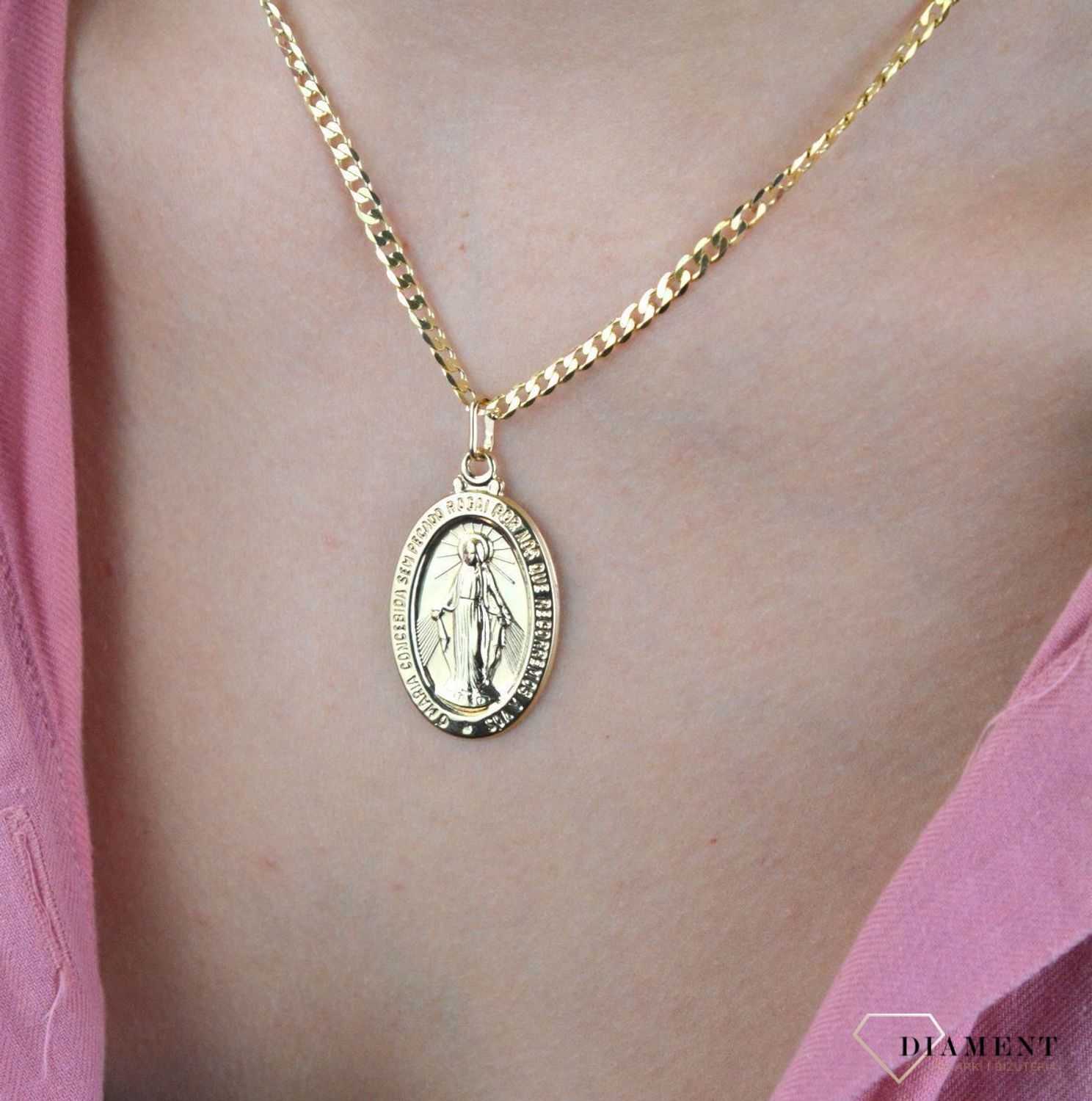 Złota zawieszka 585 owalny Szkaplerz DIA-ZAW-8079-585. Złoty medalik wykonany ze złota próby 585. Minimalistyczny dodatek, który pasuję do osoby w każdym wieku. Medalik można zestawić z delikatnym łańcuszkiem o prostych i kl.jpg