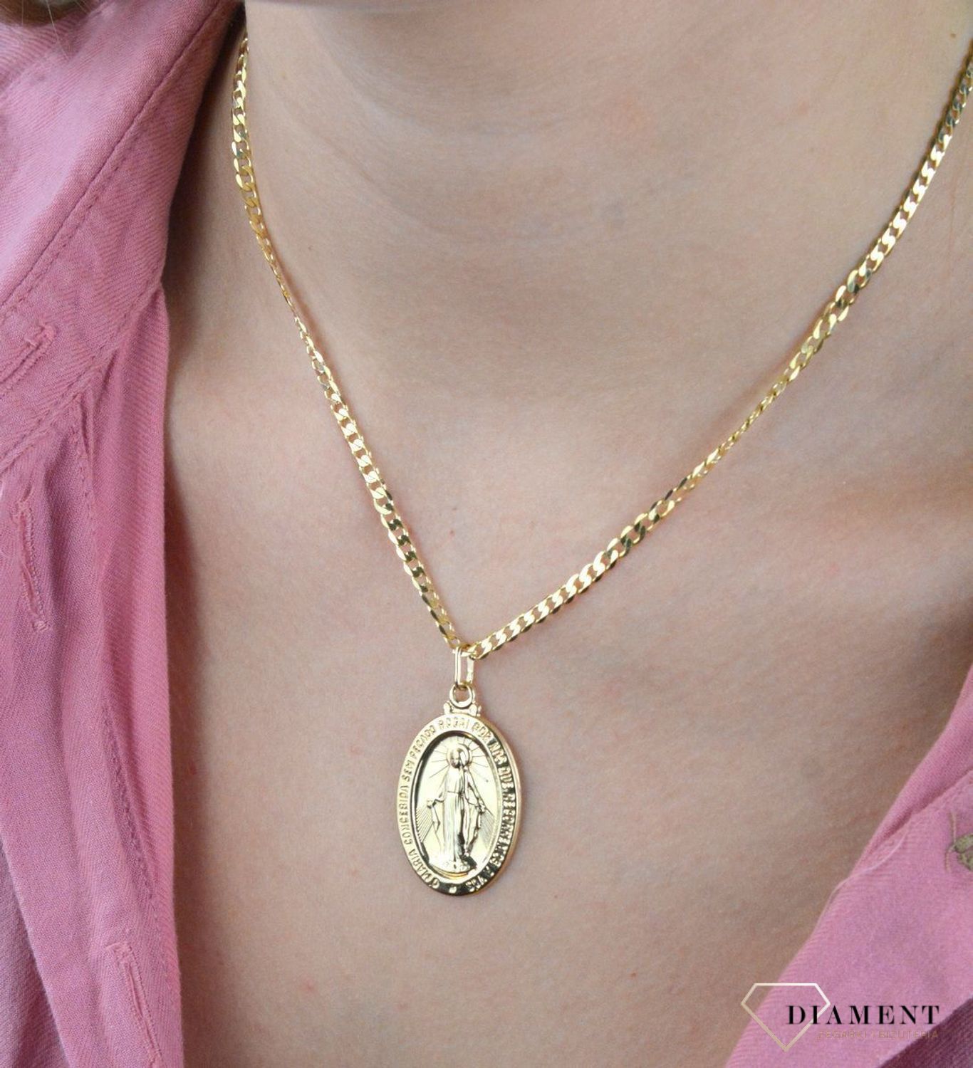 Złota zawieszka 585 owalny Szkaplerz DIA-ZAW-8079-585. Złoty medalik wykonany ze złota próby 585. Minimalistyczny dodatek, który pasuję do osoby w każdym wieku. Medalik można zestawić z delikatnym łańcuszkiem o prostych i kl.jpg