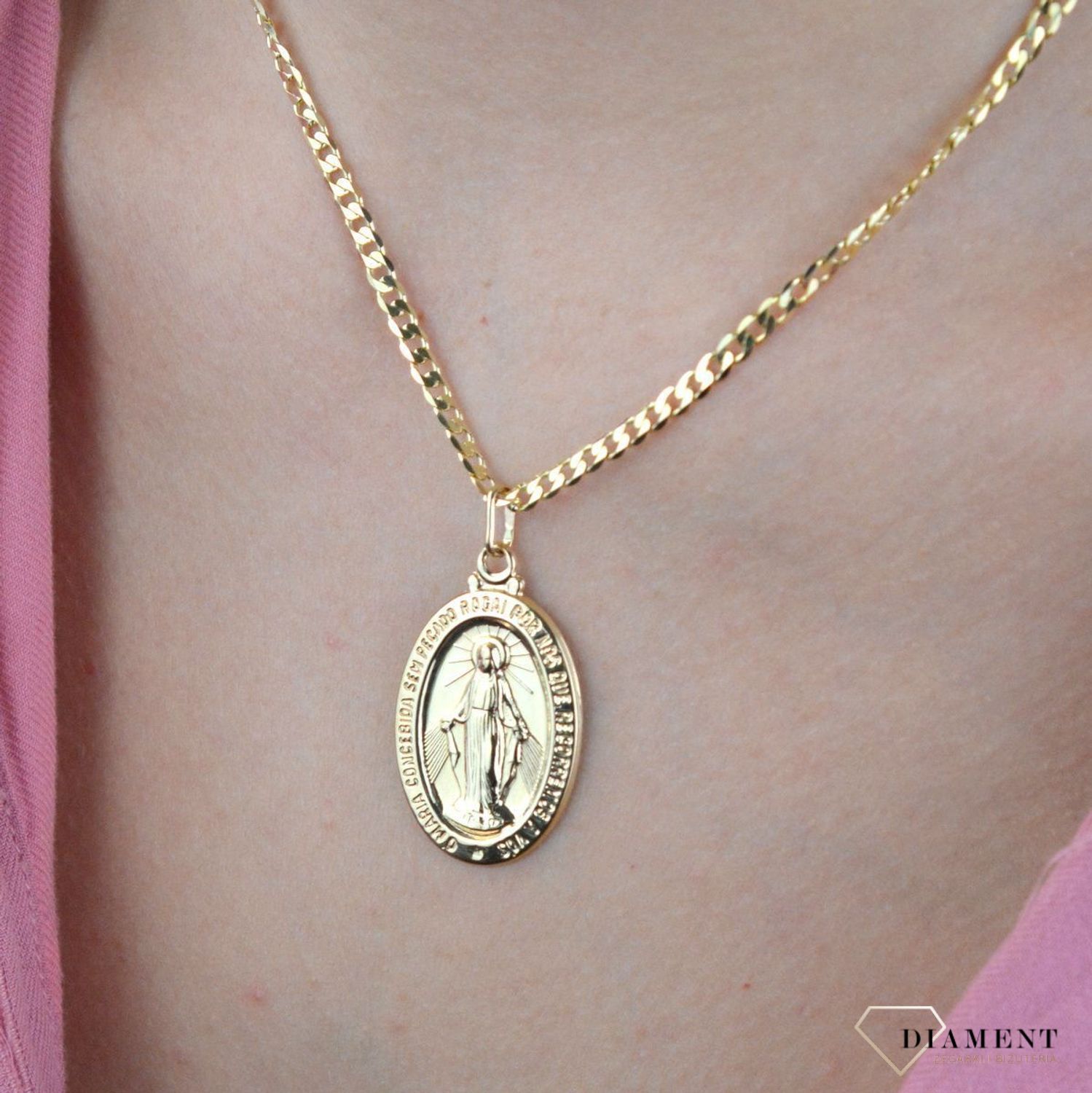 Złota zawieszka 585 owalny Szkaplerz DIA-ZAW-8079-585. Złoty medalik wykonany ze złota próby 585. Minimalistyczny dodatek, który pasuję do osoby w każdym wieku. Medalik można zestawić z delikatnym łańcuszkiem o prostych i kl.jpg