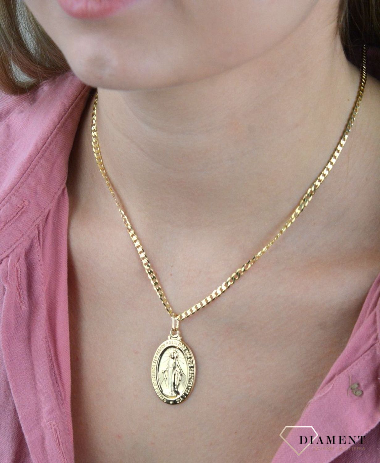 Złota zawieszka 585 owalny Szkaplerz DIA-ZAW-8079-585. Złoty medalik wykonany ze złota próby 585. Minimalistyczny dodatek, który pasuję do osoby w każdym wieku. Medalik można zestawić z delikatnym łańcuszkiem o prostych i kl.jpg