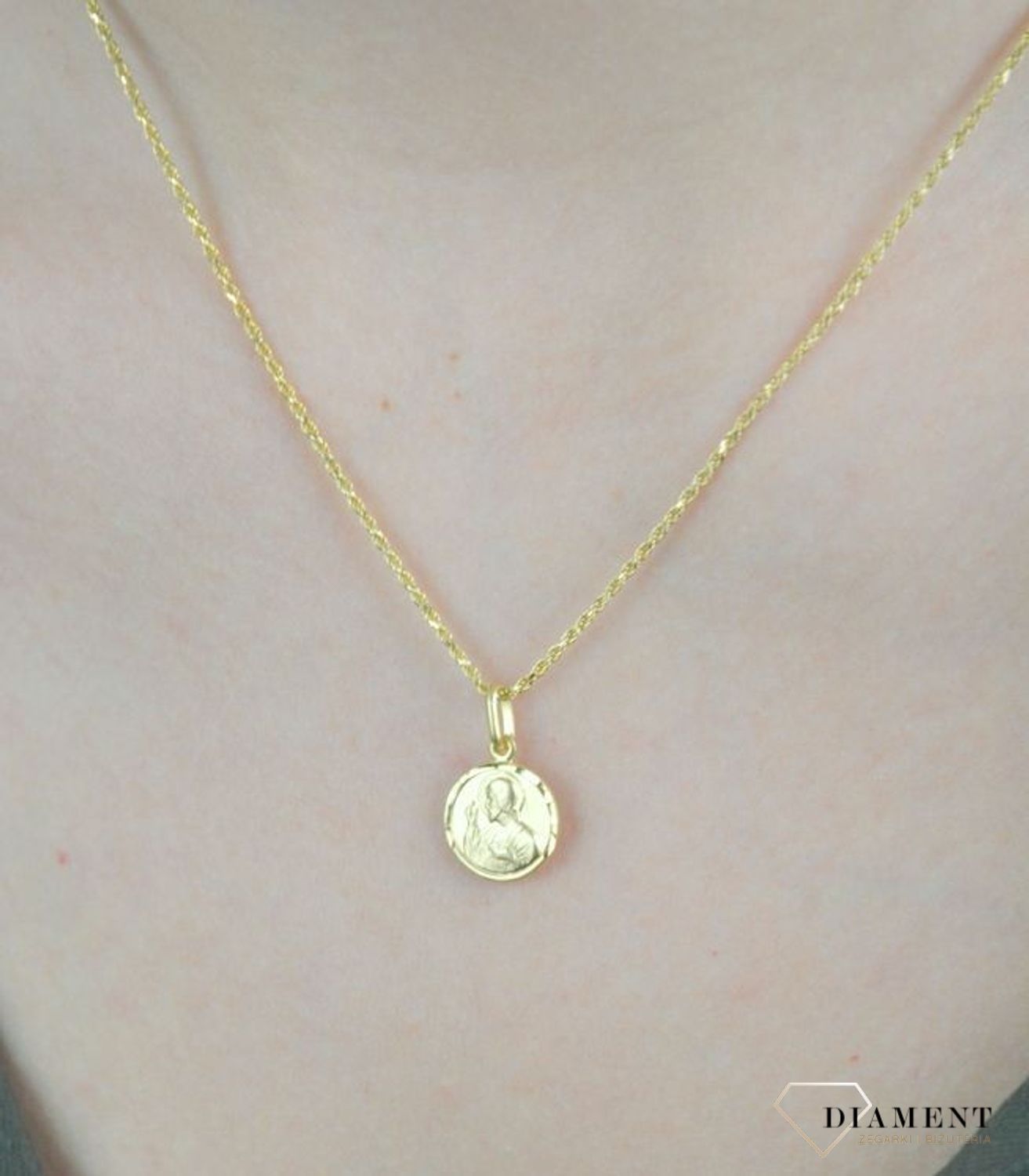 Złota zawieszka 585 okrągły medalik dwustronny  DIA-ZAW-8080-585.. Zawieszka wykonana ze złota próby 585. Piękna biżuteria o bogatej symbolice religijnej. Oryginalna forma delikatnej zawieszki ujmuje kunsztem i precyzją wyko.jpg