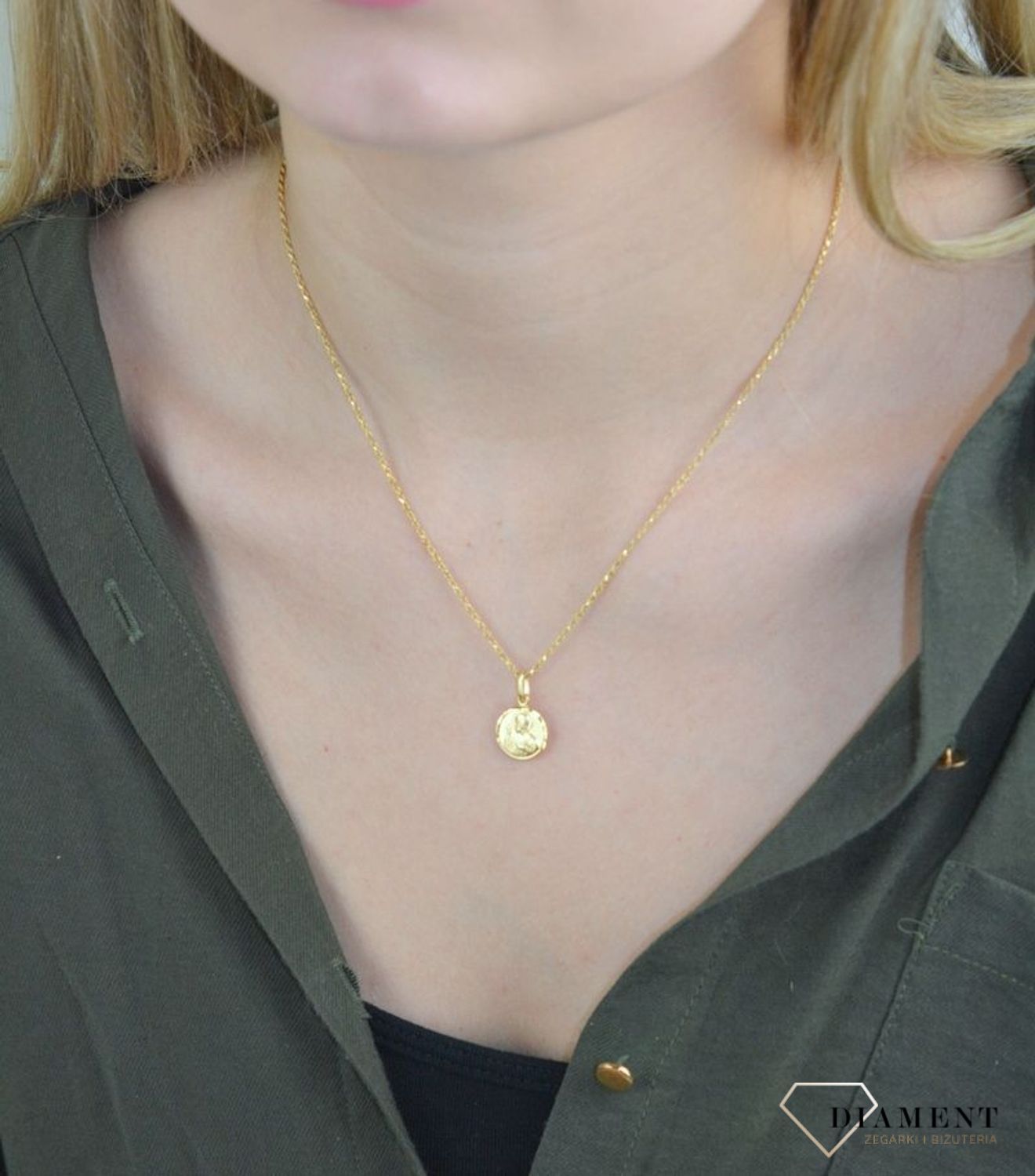 Złota zawieszka 585 okrągły medalik dwustronny  DIA-ZAW-8080-585.. Zawieszka wykonana ze złota próby 585. Piękna biżuteria o bogatej symbolice religijnej. Oryginalna forma delikatnej zawieszki ujmuje kunsztem i precyzją wyko.jpg