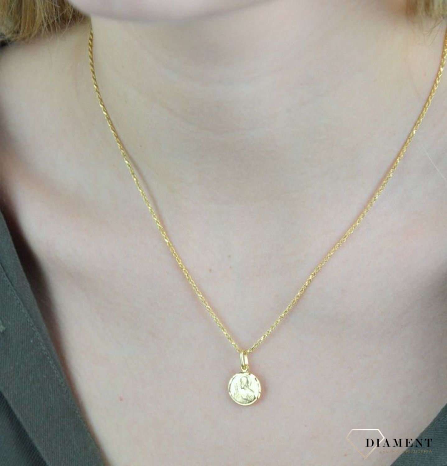 Złota zawieszka 585 okrągły medalik dwustronny  DIA-ZAW-8080-585.. Zawieszka wykonana ze złota próby 585. Piękna biżuteria o bogatej symbolice religijnej. Oryginalna forma delikatnej zawieszki ujmuje kunsztem i precyzją wyko.jpg