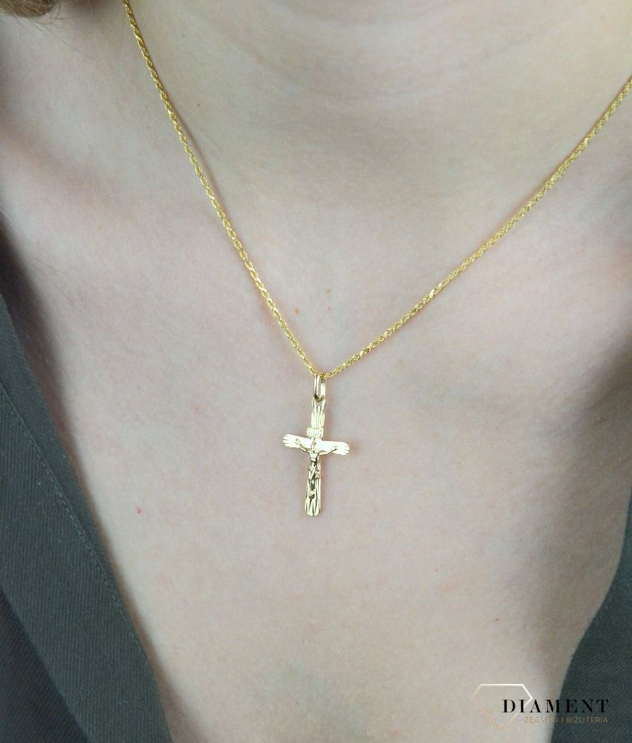 Złota zawieszka 585 krzyżyk z wizerunkiem Jezusa DIA-ZAW-8082-585. Zawieszka wykonana z niezwykłą starannością i dbałością o szczegóły. Krzyżyk będzie wspaniałą pamiątką i prezentem na różne okazje jak chrzest, bierzmowanie.jpg